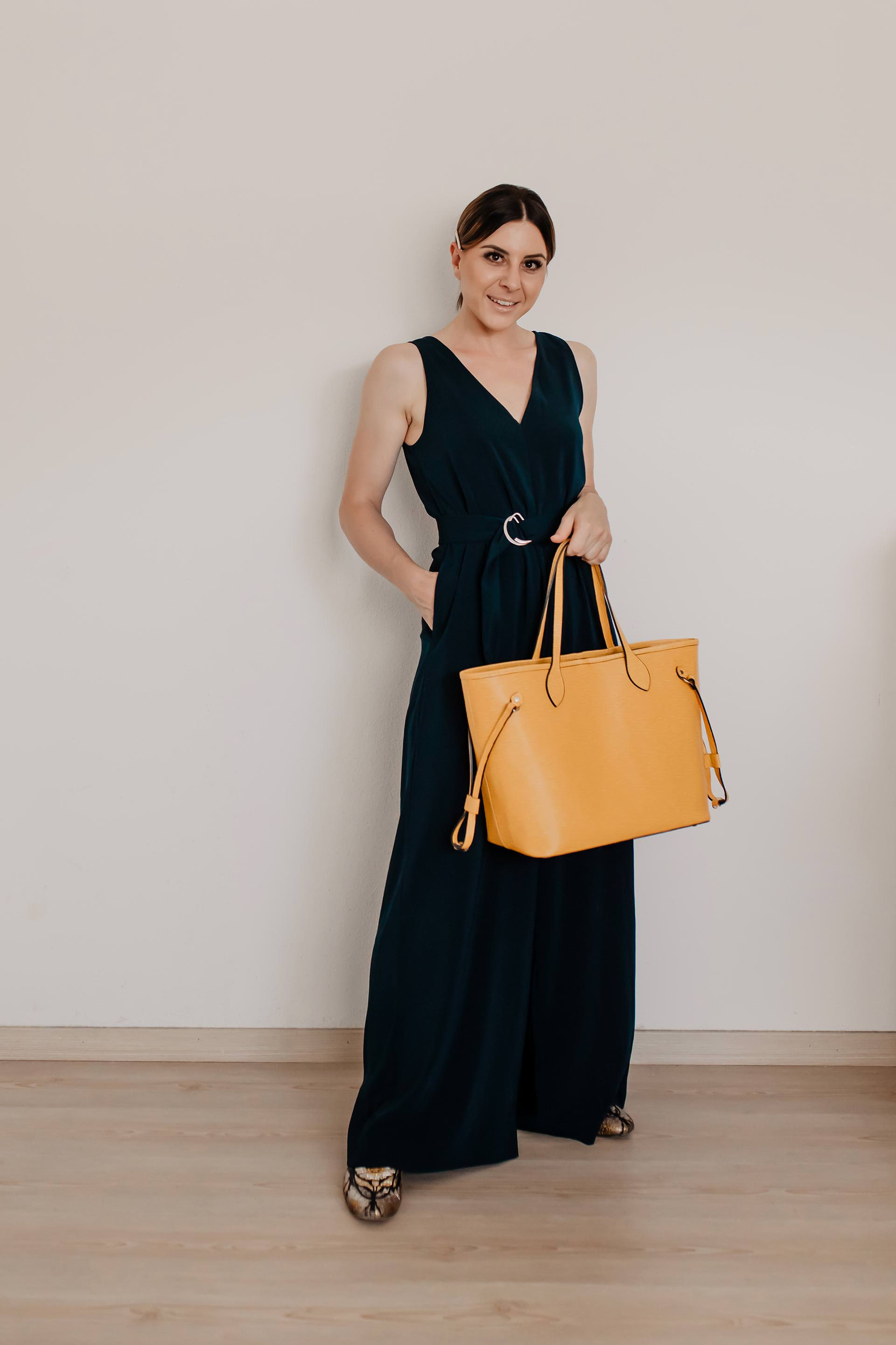 Du willst einen Jumpsuit kombinieren? Ich zeige dir 6 Sommer Outfits fürs Büro und den Alltag mit passenden Styling-Tipps für deine Jumpsuit-Outfits. Die Was ziehe ich morgen an?-Frage beantworte ich dir mit lässig-eleganten Looks. Egal ob du deinen Jumpsuit lässig, cool oder elegant kombinieren möchtest – auf whoismocca.me findest du die passende Outfit-Inspiration. #jumpsuit #lookbook #sommeroutfit #modetrends