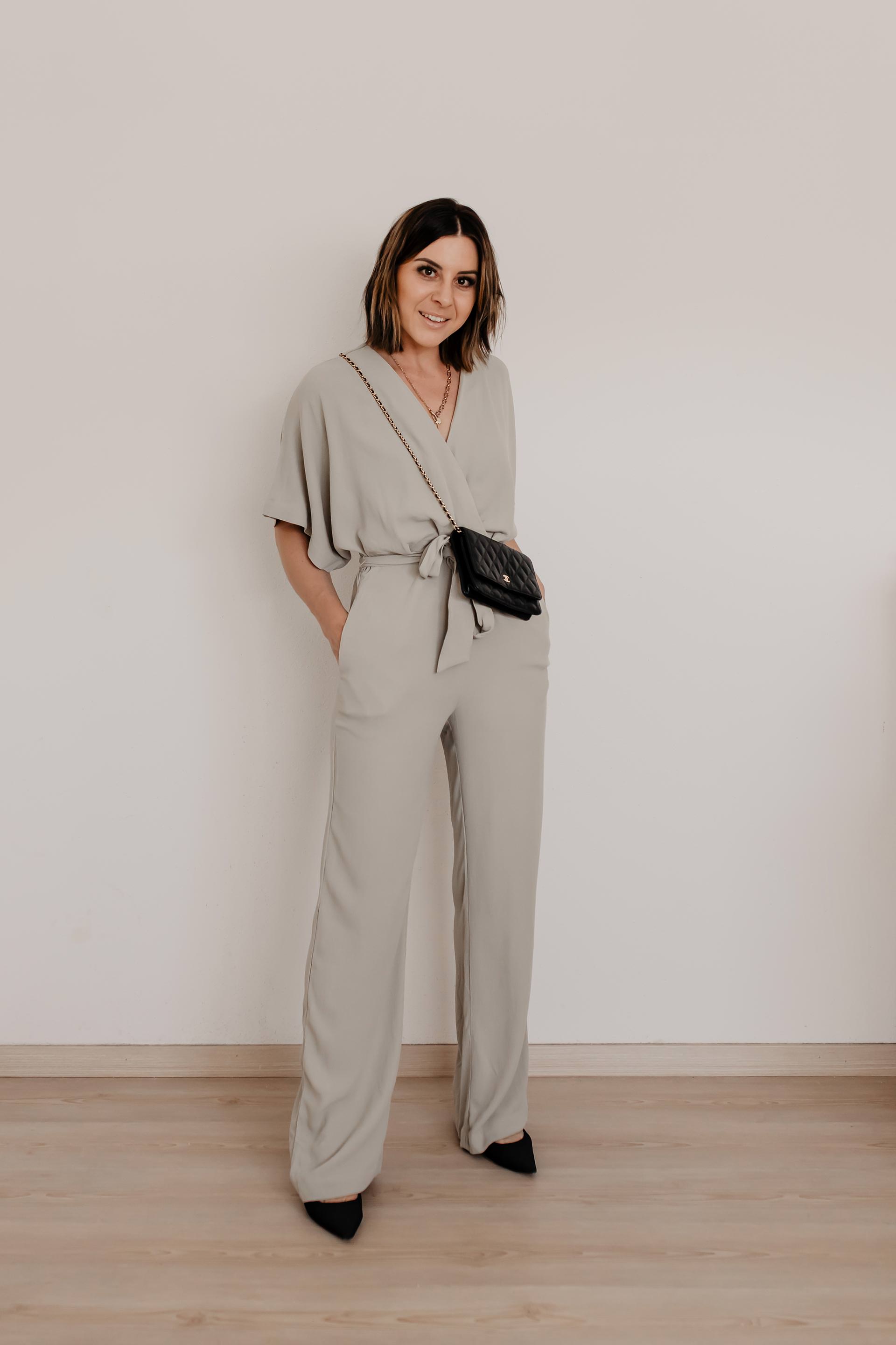 Du willst einen Jumpsuit kombinieren? Ich zeige dir 6 Sommer Outfits fürs Büro und den Alltag mit passenden Styling-Tipps für deine Jumpsuit-Outfits. Die Was ziehe ich morgen an?-Frage beantworte ich dir mit lässig-eleganten Looks. Egal ob du deinen Jumpsuit lässig, cool oder elegant kombinieren möchtest – auf whoismocca.me findest du die passende Outfit-Inspiration. #jumpsuit #lookbook #sommeroutfit #modetrends