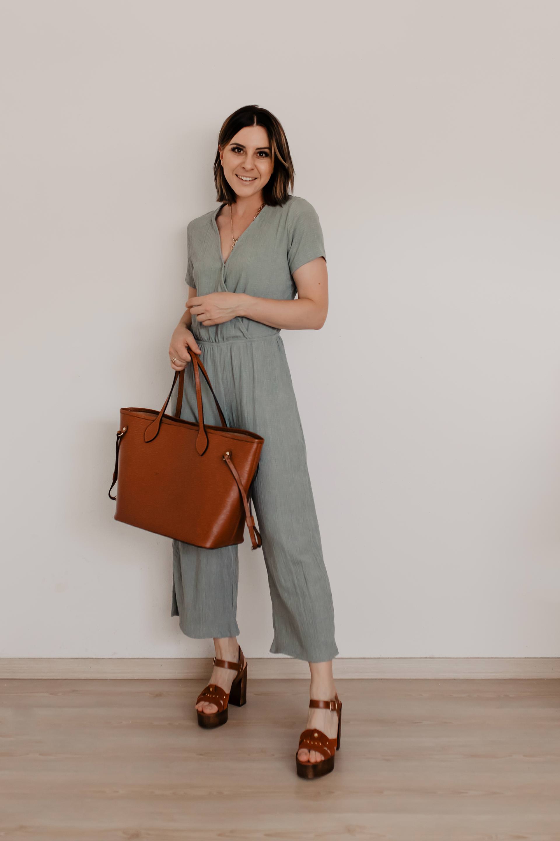 Du willst einen Jumpsuit kombinieren? Ich zeige dir 6 Sommer Outfits fürs Büro und den Alltag mit passenden Styling-Tipps für deine Jumpsuit-Outfits. Die Was ziehe ich morgen an?-Frage beantworte ich dir mit lässig-eleganten Looks. Egal ob du deinen Jumpsuit lässig, cool oder elegant kombinieren möchtest – auf whoismocca.me findest du die passende Outfit-Inspiration. #jumpsuit #lookbook #sommeroutfit #modetrends