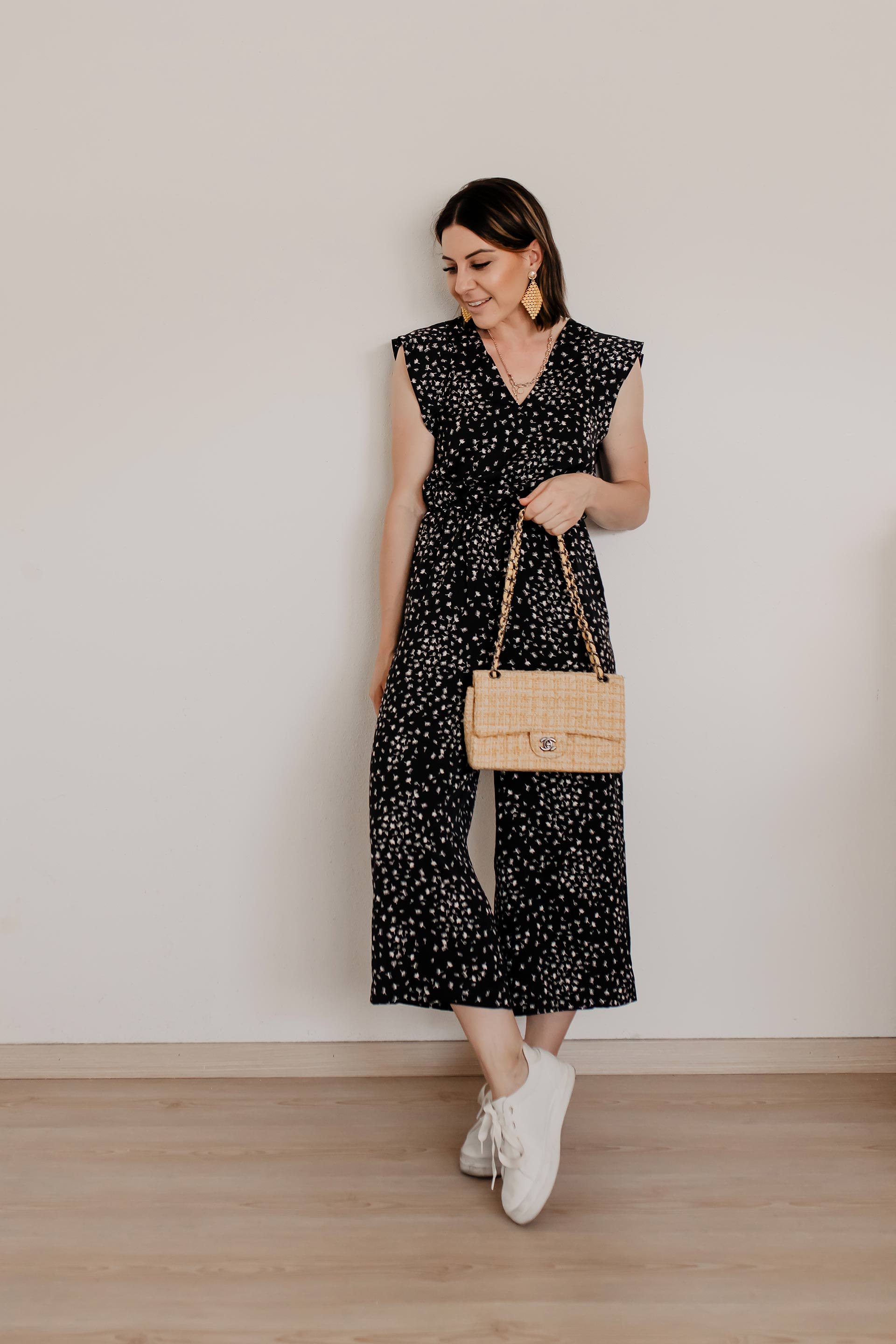 Du willst einen Jumpsuit kombinieren? Ich zeige dir 6 Sommer Outfits fürs Büro und den Alltag mit passenden Styling-Tipps für deine Jumpsuit-Outfits. Die Was ziehe ich morgen an?-Frage beantworte ich dir mit lässig-eleganten Looks. Egal ob du deinen Jumpsuit lässig, cool oder elegant kombinieren möchtest – auf whoismocca.me findest du die passende Outfit-Inspiration. #jumpsuit #lookbook #sommeroutfit #modetrends