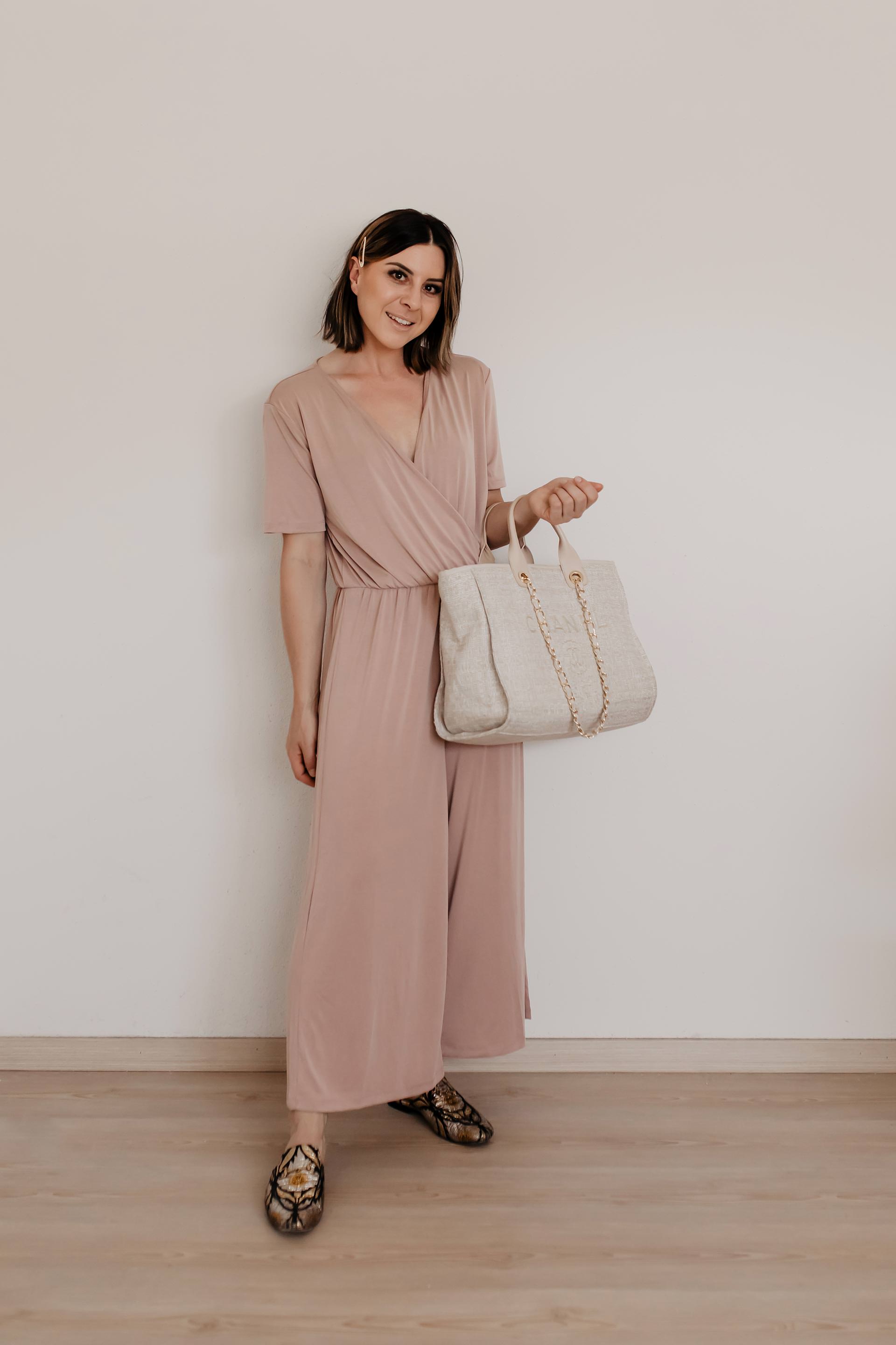 Du willst einen Jumpsuit kombinieren? Ich zeige dir 6 Sommer Outfits fürs Büro und den Alltag mit passenden Styling-Tipps für deine Jumpsuit-Outfits. Die Was ziehe ich morgen an?-Frage beantworte ich dir mit lässig-eleganten Looks. Egal ob du deinen Jumpsuit lässig, cool oder elegant kombinieren möchtest – auf whoismocca.me findest du die passende Outfit-Inspiration. #jumpsuit #lookbook #sommeroutfit #modetrends