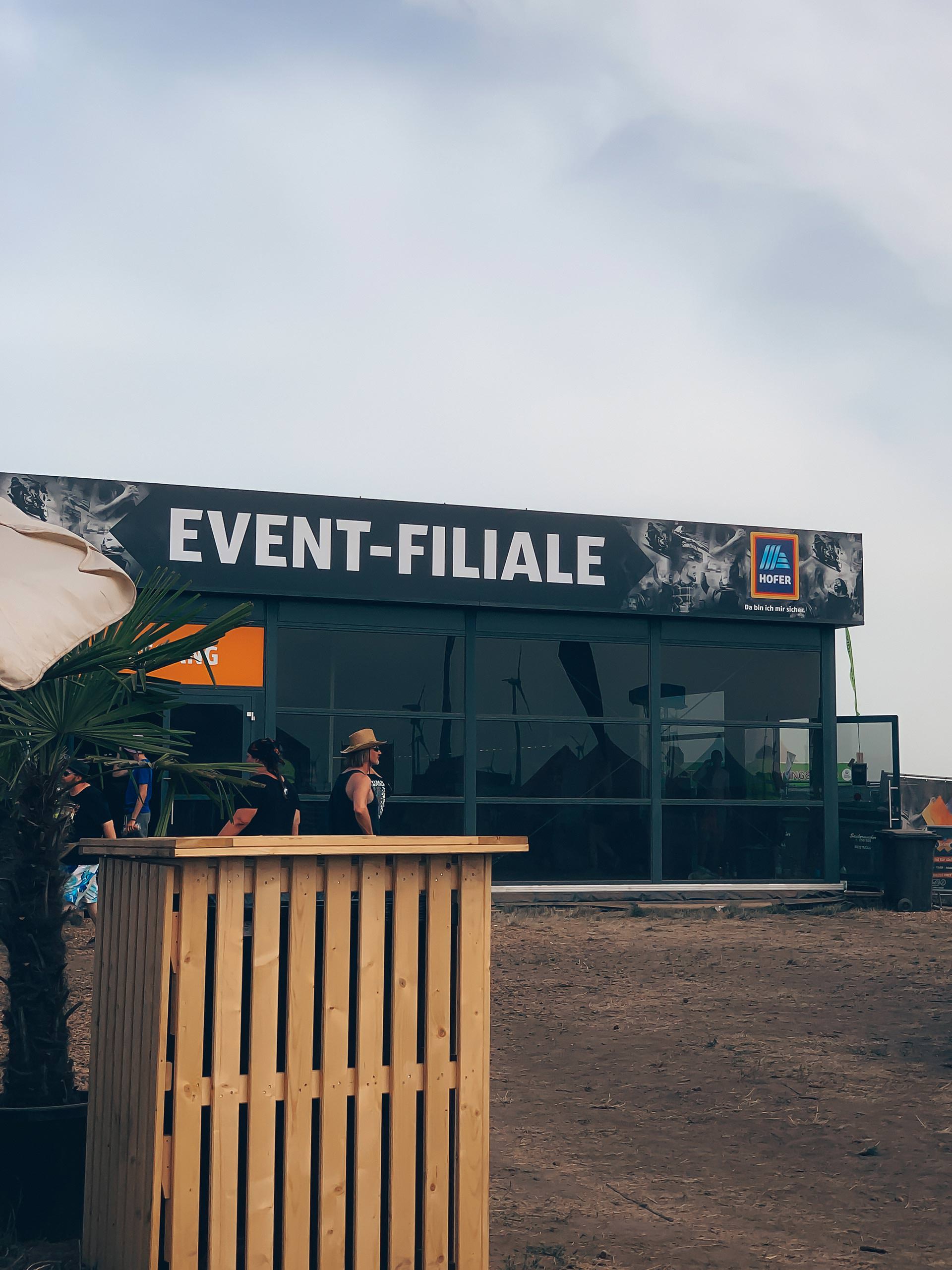 Anzeige. So war das NOVA ROCK Festival 2019 mit HOFER. Wie das erste Festival für mich war und meine Festival-Hacks findest du jetzt am Blog. Ich teile meine Tipps und Tricks zu Mode, Beauty und Food mit dir – für alle Frauen, die es auch am Festival "stilvoll" haben möchten. www.whoismocca.me #novarock #festival #festivalhacks #hoferevent