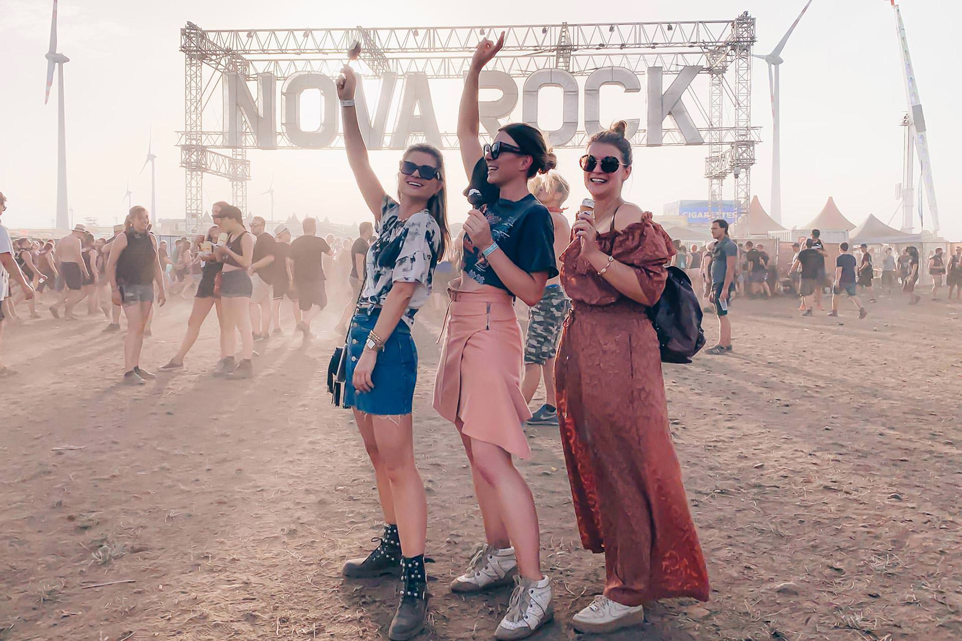 Anzeige. So war das NOVA ROCK Festival 2019 mit HOFER. Wie das erste Festival für mich war und meine Festival-Hacks findest du jetzt am Blog. Ich teile meine Tipps und Tricks zu Mode, Beauty und Food mit dir – für alle Frauen, die es auch am Festival "stilvoll" haben möchten. www.whoismocca.me #novarock #festival #festivalhacks #hoferevent