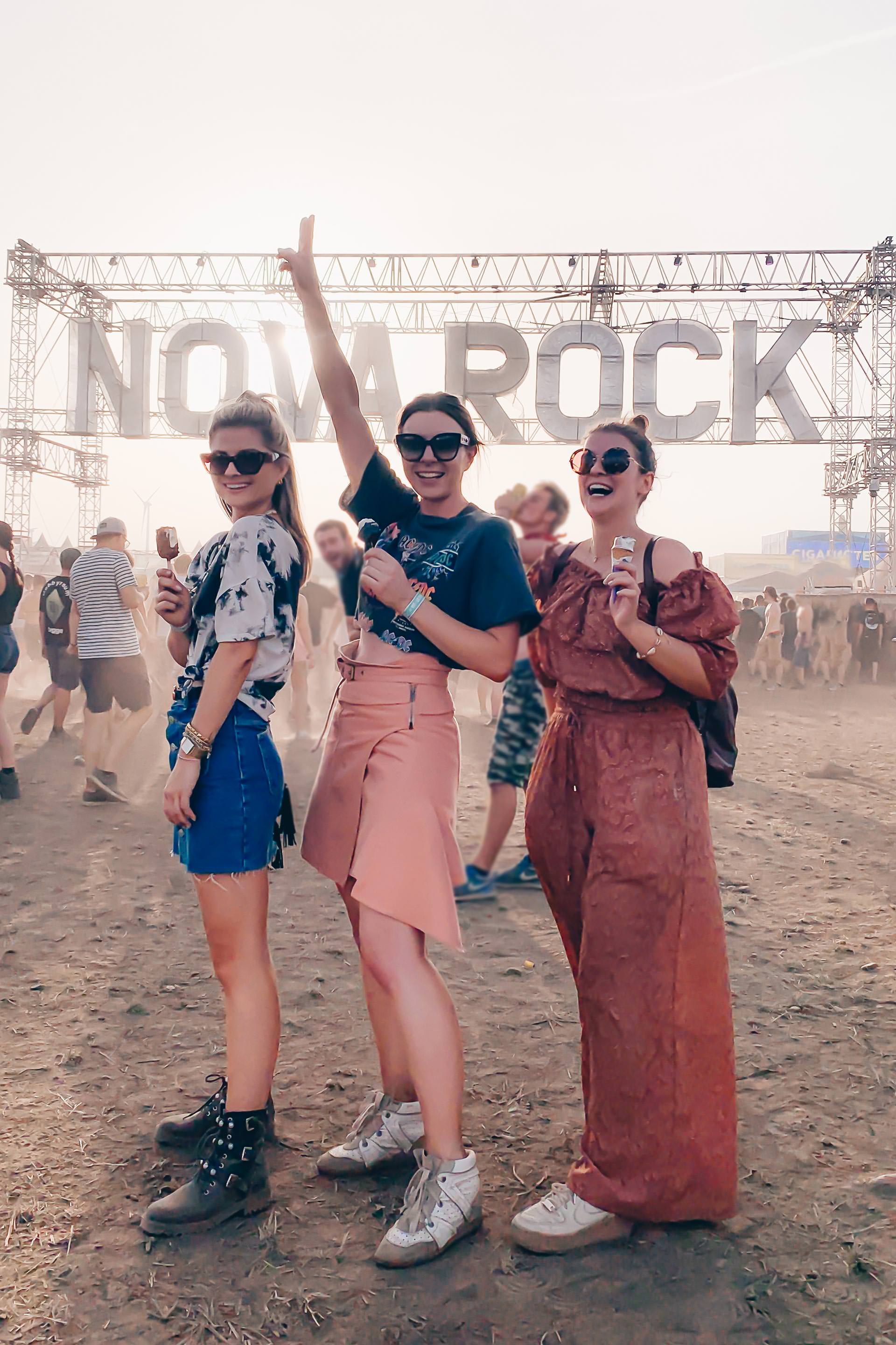 Anzeige. So war das NOVA ROCK Festival 2019 mit HOFER. Wie das erste Festival für mich war und meine Festival-Hacks findest du jetzt am Blog. Ich teile meine Tipps und Tricks zu Mode, Beauty und Food mit dir – für alle Frauen, die es auch am Festival "stilvoll" haben möchten. www.whoismocca.me #novarock #festival #festivalhacks #hoferevent