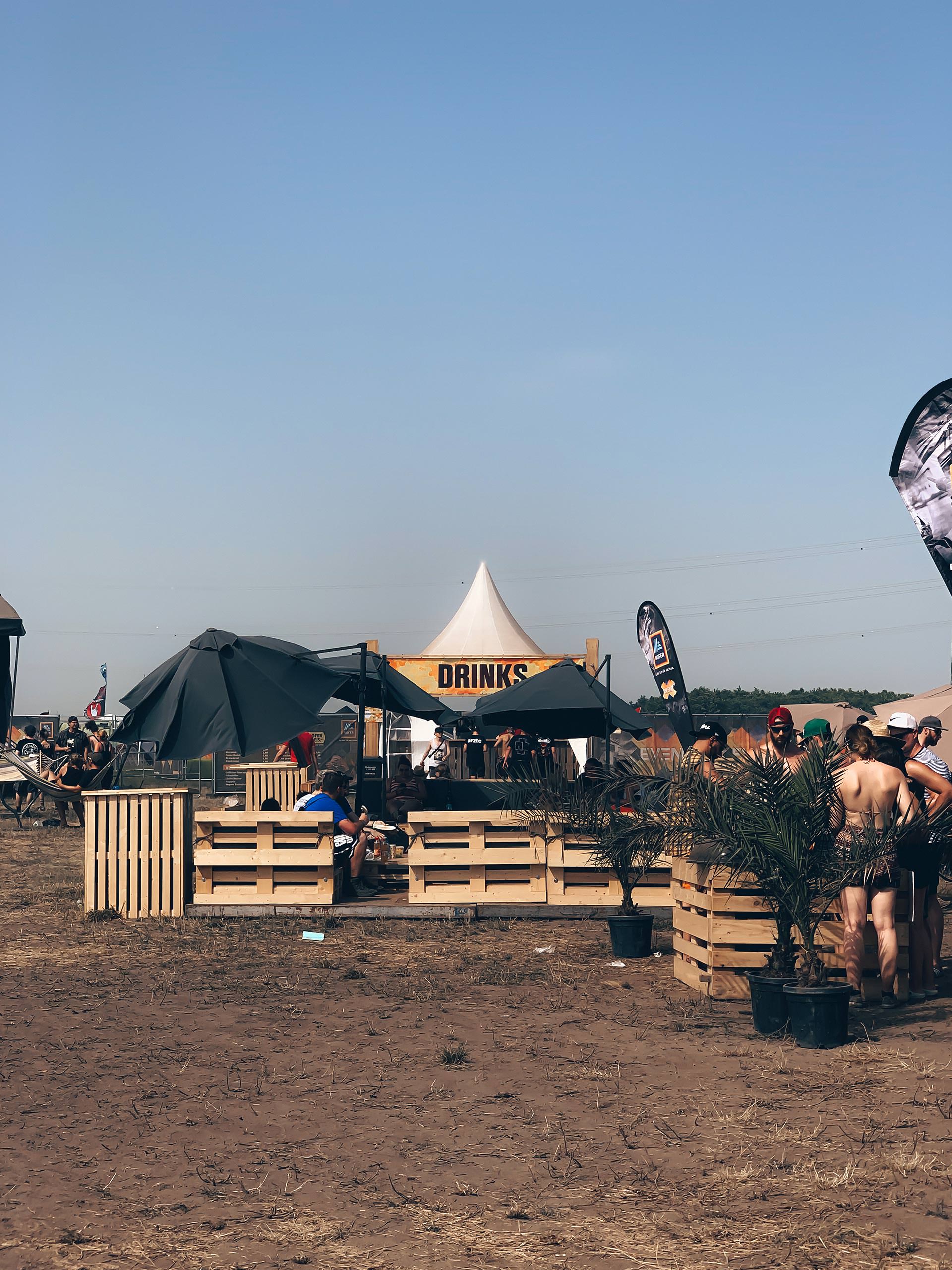 Anzeige. So war das NOVA ROCK Festival 2019 mit HOFER. Wie das erste Festival für mich war und meine Festival-Hacks findest du jetzt am Blog. Ich teile meine Tipps und Tricks zu Mode, Beauty und Food mit dir – für alle Frauen, die es auch am Festival "stilvoll" haben möchten. www.whoismocca.me #novarock #festival #festivalhacks #hoferevent