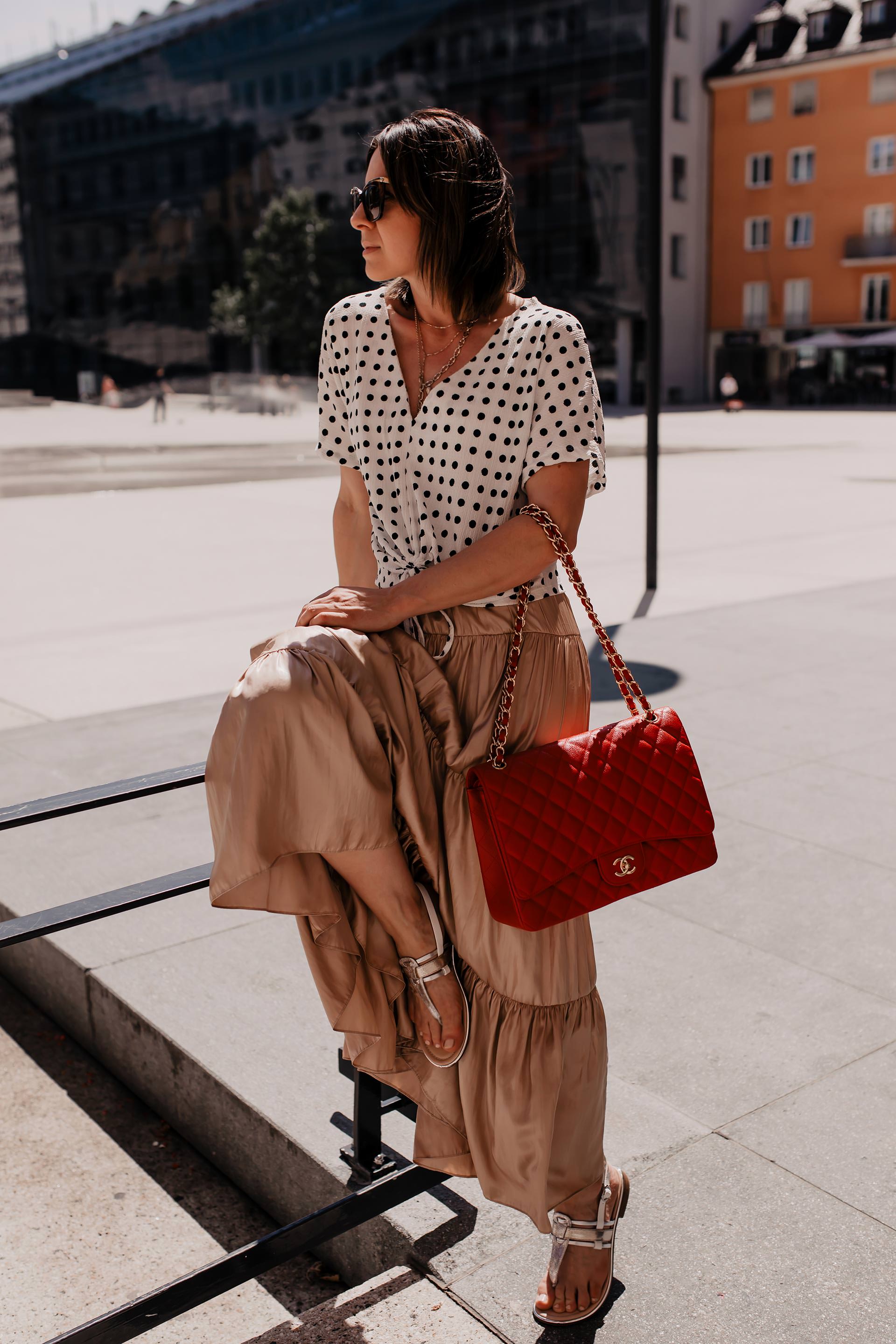 Der Polka Dots Trend ist auch 2019 ein Dauerbrenner unter den Modetrends. Wie du den Trend richtig kombinierst, passende Outfit-Ideen und hilfreiche Styling-Tipps findest du jetzt auf meinem Fashion Blog www.whoismocca.me #polkadots #modetrends #outfitideen #sommertrends