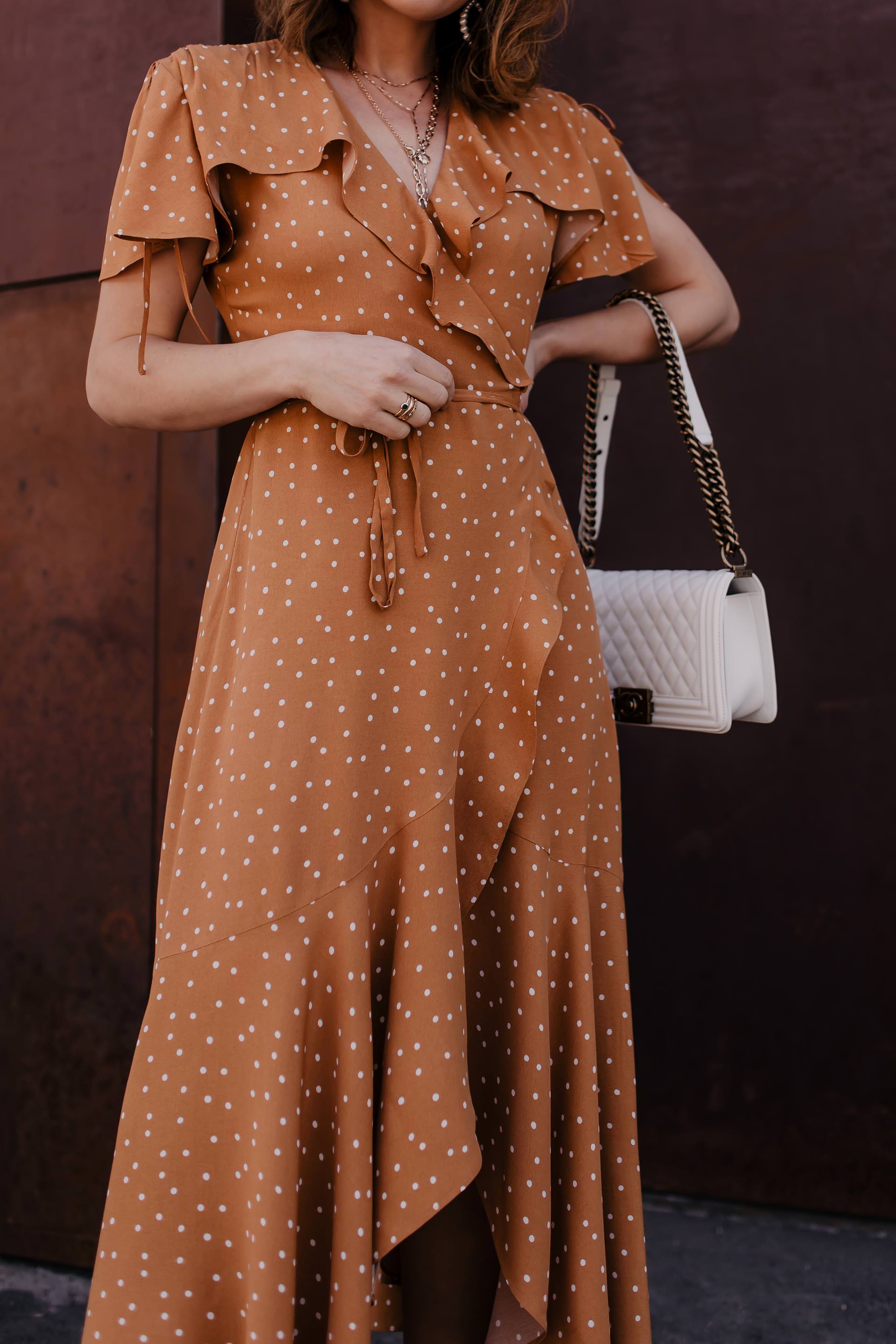 Der Polka Dots Trend ist auch 2019 ein Dauerbrenner unter den Modetrends. Wie du den Trend richtig kombinierst, passende Outfit-Ideen und hilfreiche Styling-Tipps findest du jetzt auf meinem Fashion Blog www.whoismocca.me #polkadots #modetrends #outfitideen #sommertrends