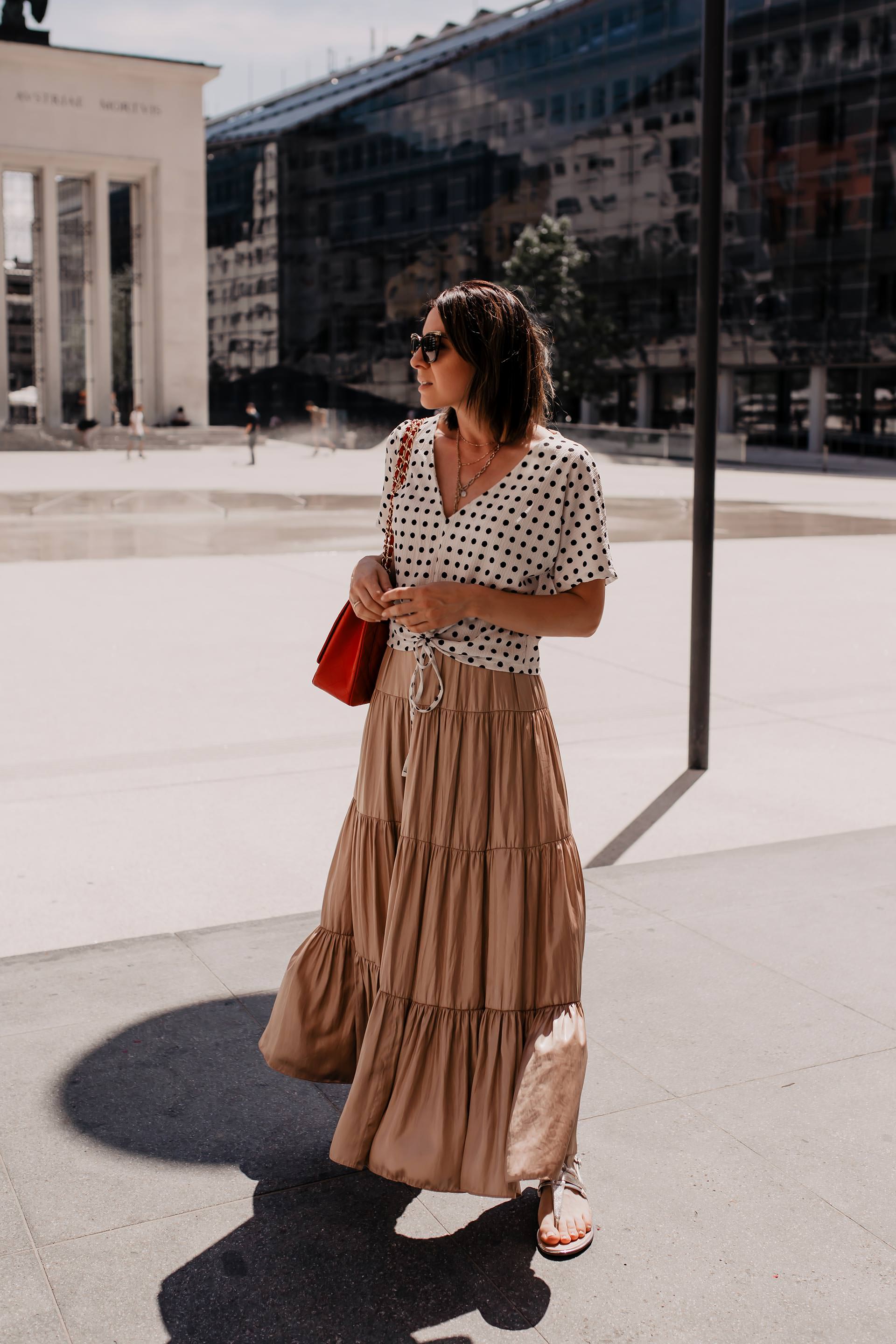 Der Polka Dots Trend ist auch 2019 ein Dauerbrenner unter den Modetrends. Wie du den Trend richtig kombinierst, passende Outfit-Ideen und hilfreiche Styling-Tipps findest du jetzt auf meinem Fashion Blog www.whoismocca.me #polkadots #modetrends #outfitideen #sommertrends