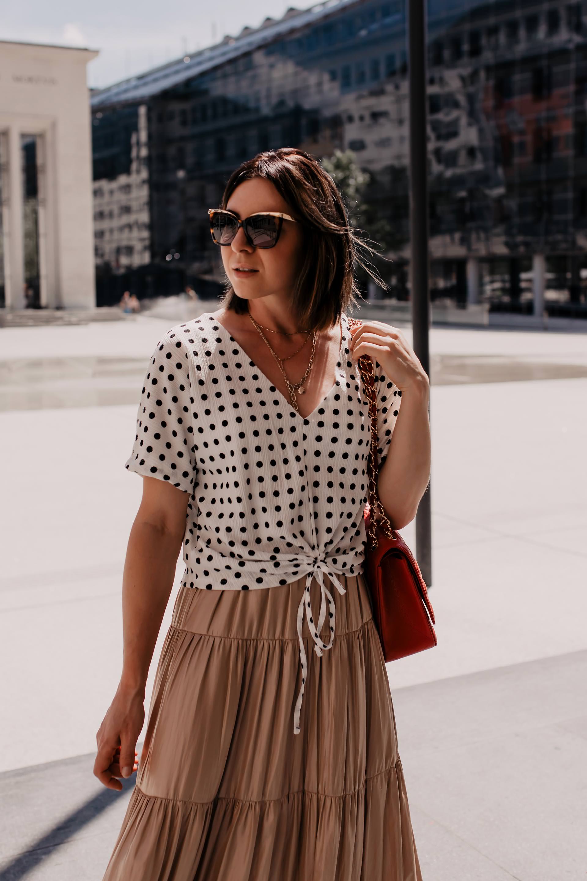 Der Polka Dots Trend ist auch 2019 ein Dauerbrenner unter den Modetrends. Wie du den Trend richtig kombinierst, passende Outfit-Ideen und hilfreiche Styling-Tipps findest du jetzt auf meinem Fashion Blog www.whoismocca.me #polkadots #modetrends #outfitideen #sommertrends