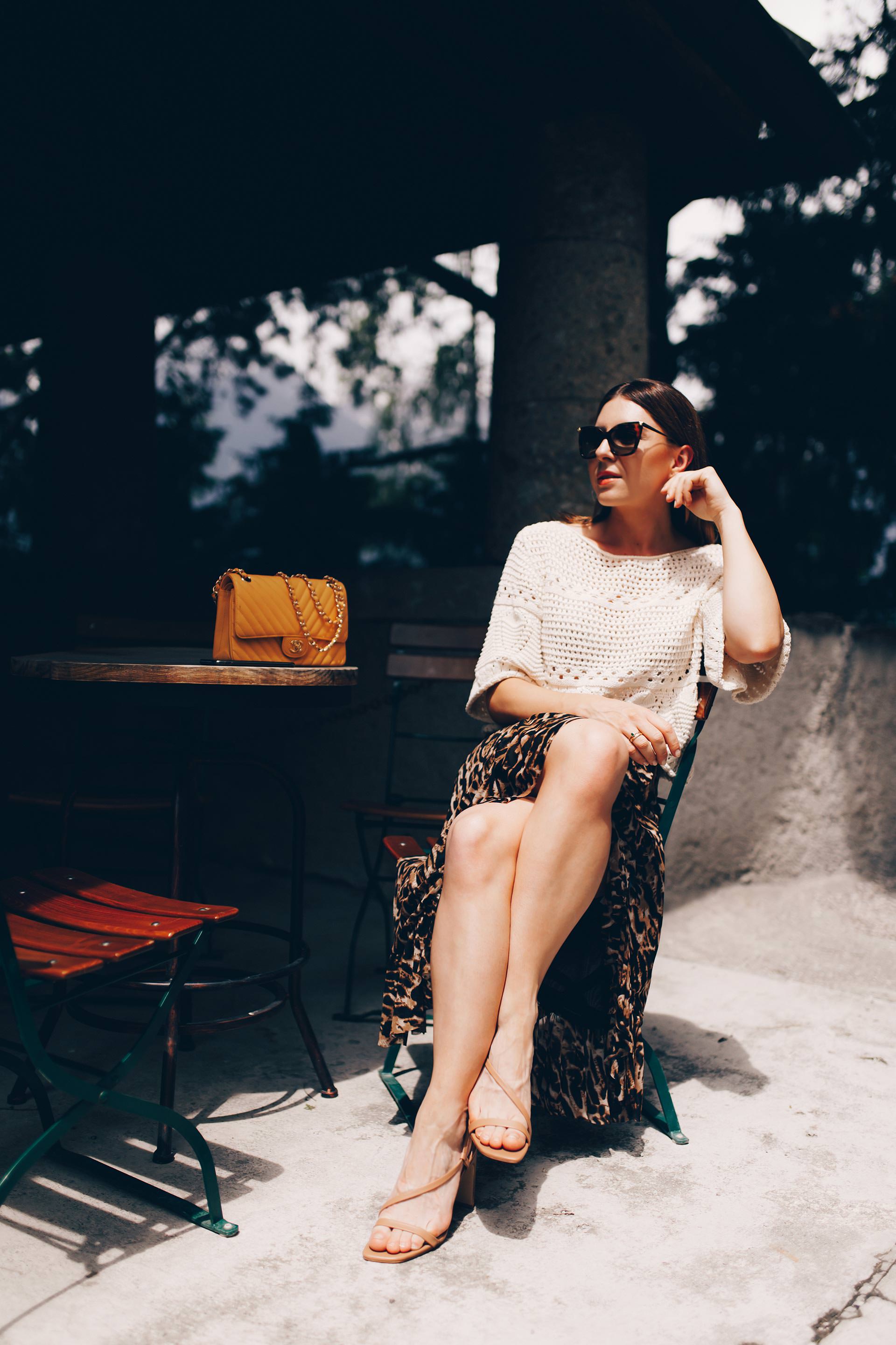 Mein Sommer Outfit mit Rock im Leoprint findest du jetzt auf meinem Modeblog. Ich verrate dir auch, wo du schöne Wickelröcke mit Animal Print online kaufen kannst und passende Styling-Tipps. Ein schöner Wickelrock ist ein echtes Wardrobe Essential und sollte bei der Sommertrends 2019 Garderobe auf keinen Fall fehlen! #wickelrock #sommertrends #leorock #midirock