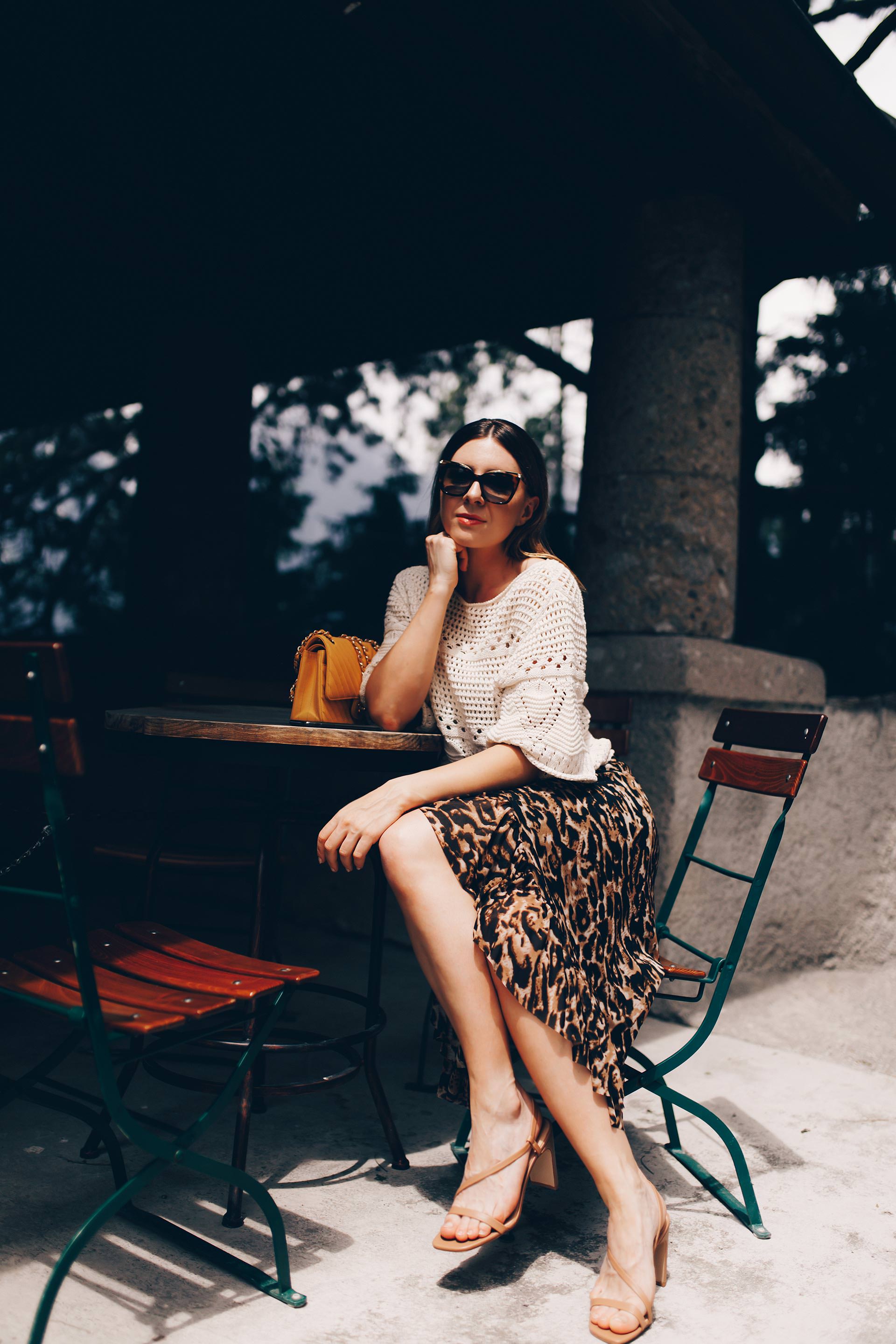 Mein Sommer Outfit mit Rock im Leoprint findest du jetzt auf meinem Modeblog. Ich verrate dir auch, wo du schöne Wickelröcke mit Animal Print online kaufen kannst und passende Styling-Tipps. Ein schöner Wickelrock ist ein echtes Wardrobe Essential und sollte bei der Sommertrends 2019 Garderobe auf keinen Fall fehlen! #wickelrock #sommertrends #leorock #midirock