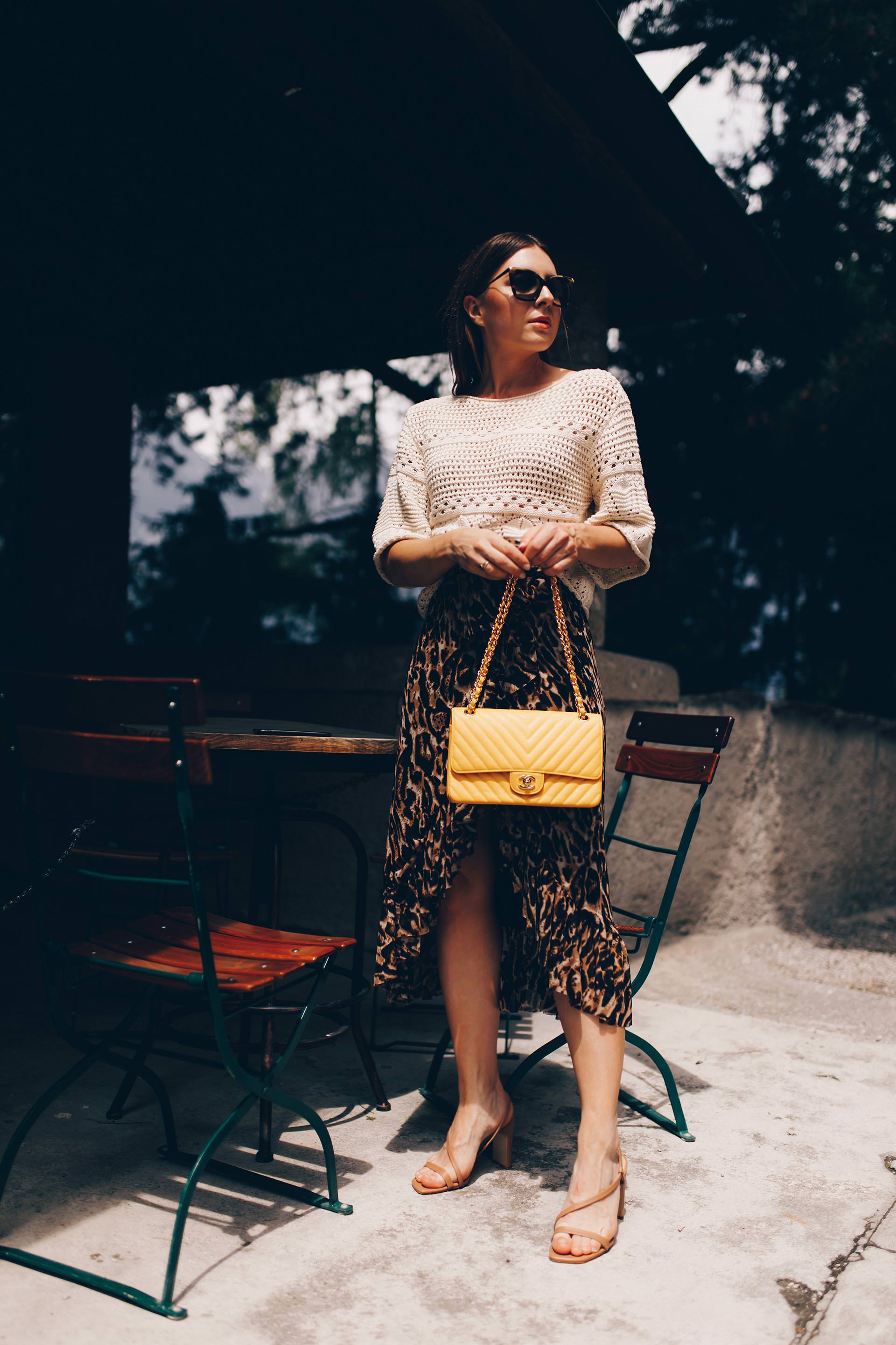 Mein Sommer Outfit mit Rock im Leoprint findest du jetzt auf meinem Modeblog. Ich verrate dir auch, wo du schöne Wickelröcke mit Animal Print online kaufen kannst und passende Styling-Tipps. Ein schöner Wickelrock ist ein echtes Wardrobe Essential und sollte bei der Sommertrends 2019 Garderobe auf keinen Fall fehlen! #wickelrock #sommertrends #leorock #midirock