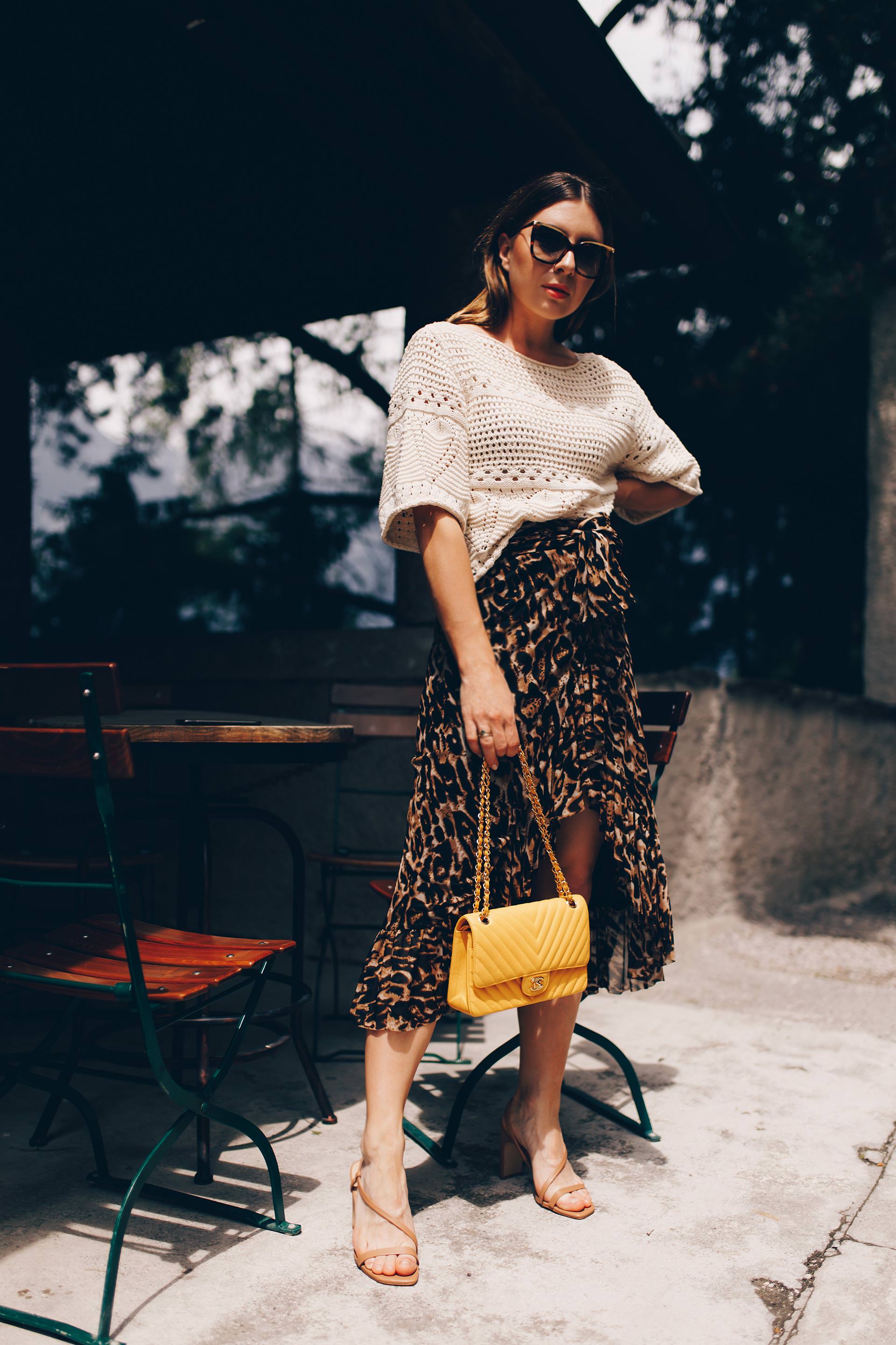 Mein Sommer Outfit mit Rock im Leoprint findest du jetzt auf meinem Modeblog. Ich verrate dir auch, wo du schöne Wickelröcke mit Animal Print online kaufen kannst und passende Styling-Tipps. Ein schöner Wickelrock ist ein echtes Wardrobe Essential und sollte bei der Sommertrends 2019 Garderobe auf keinen Fall fehlen! #wickelrock #sommertrends #leorock #midirock