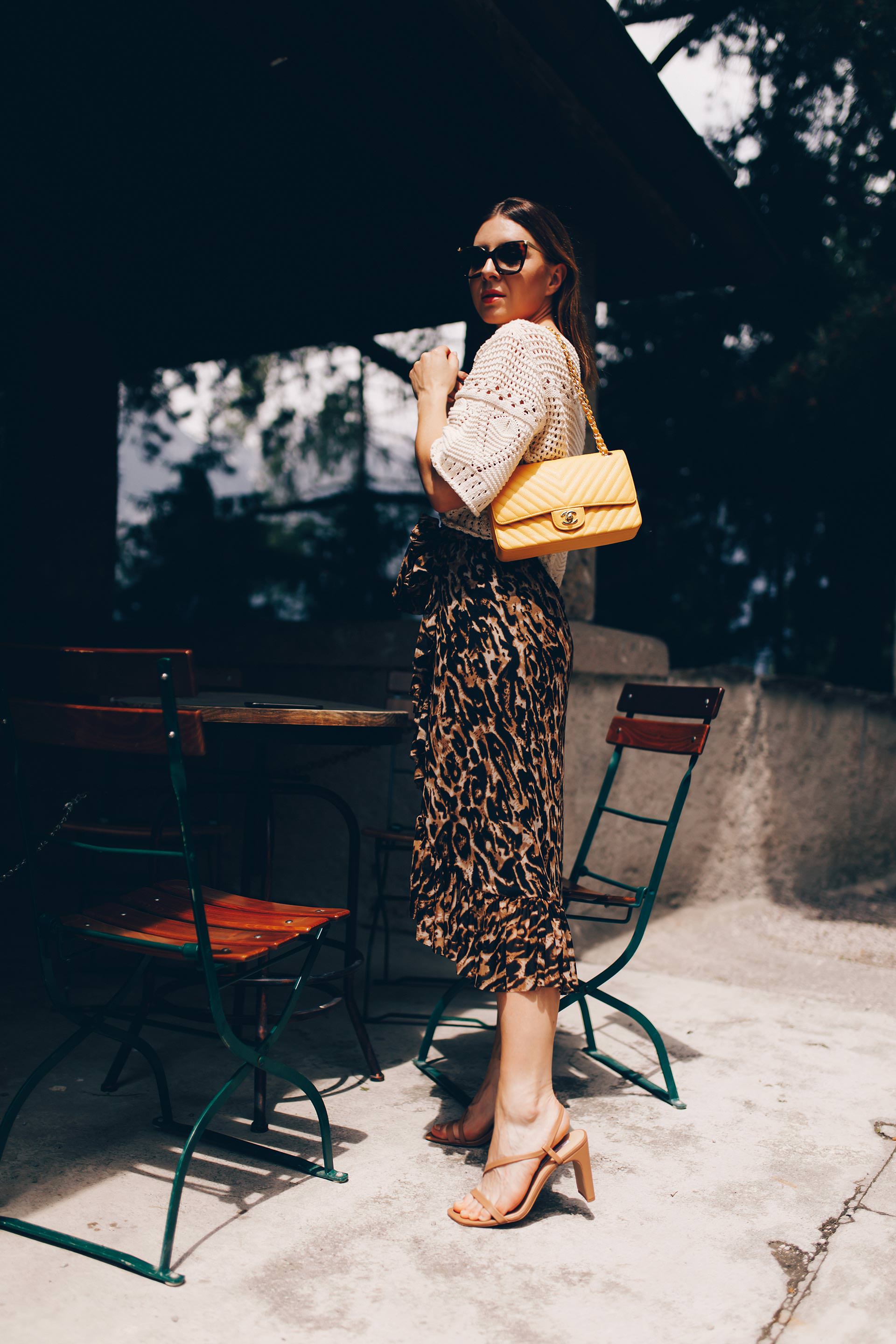 Mein Sommer Outfit mit Rock im Leoprint findest du jetzt auf meinem Modeblog. Ich verrate dir auch, wo du schöne Wickelröcke mit Animal Print online kaufen kannst und passende Styling-Tipps. Ein schöner Wickelrock ist ein echtes Wardrobe Essential und sollte bei der Sommertrends 2019 Garderobe auf keinen Fall fehlen! #wickelrock #sommertrends #leorock #midirock