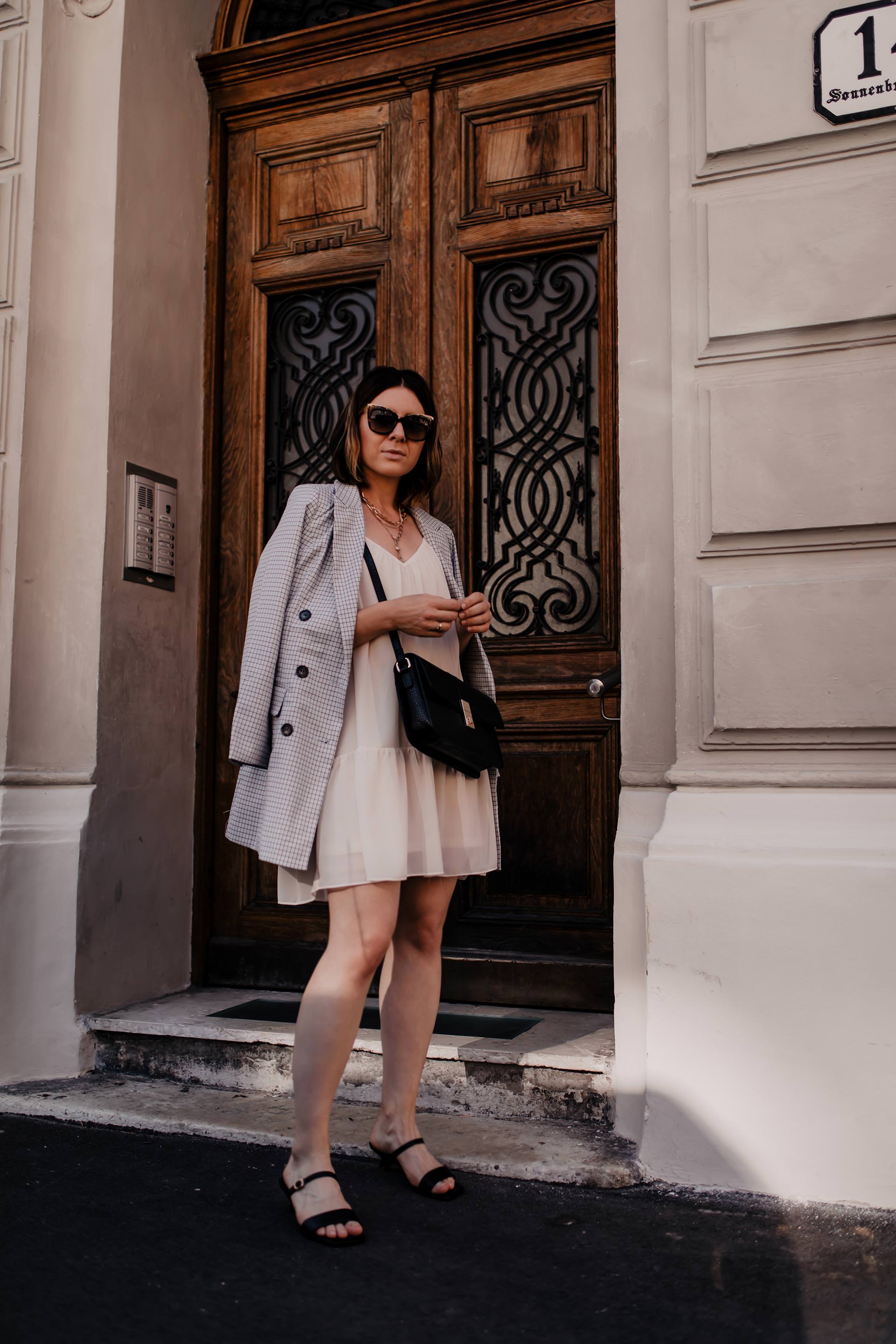 Am Modeblog findest du heute ein Sommer Outfit mit Kleid und Blazer. Welche Tipps es bei Kleid-Blazer-Kombis zu beachten gibt und alle Outfit-Details verrate ich dir jetzt online am whoismocca.me Fashion Blog. #sommeroutfit #sommerkleid