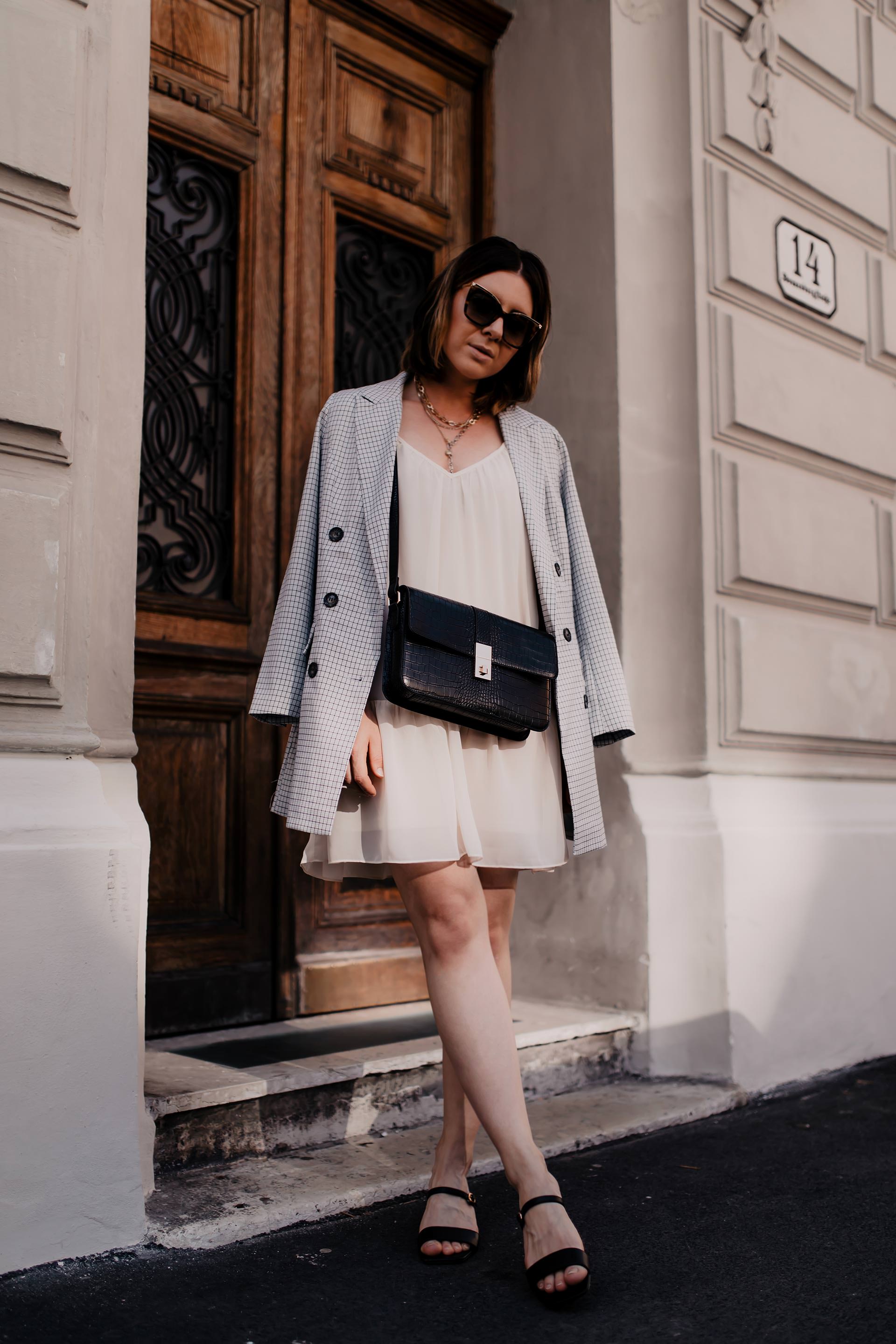 Am Modeblog findest du heute ein Sommer Outfit mit Kleid und Blazer. Welche Tipps es bei Kleid-Blazer-Kombis zu beachten gibt und alle Outfit-Details verrate ich dir jetzt online am whoismocca.me Fashion Blog. #sommeroutfit #sommerkleid