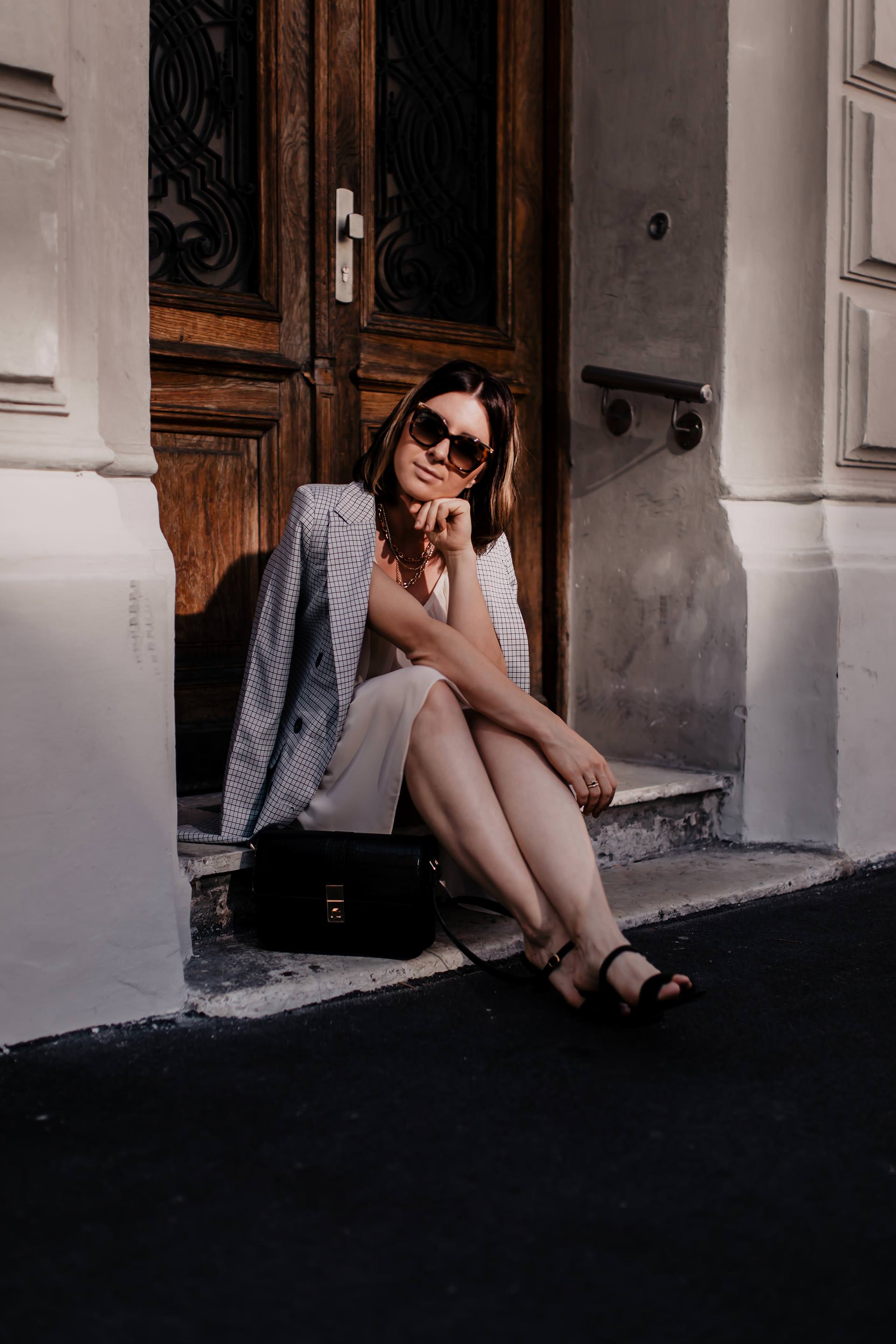 Am Modeblog findest du heute ein Sommer Outfit mit Kleid und Blazer. Welche Tipps es bei Kleid-Blazer-Kombis zu beachten gibt und alle Outfit-Details verrate ich dir jetzt online am whoismocca.me Fashion Blog. #sommeroutfit #sommerkleid