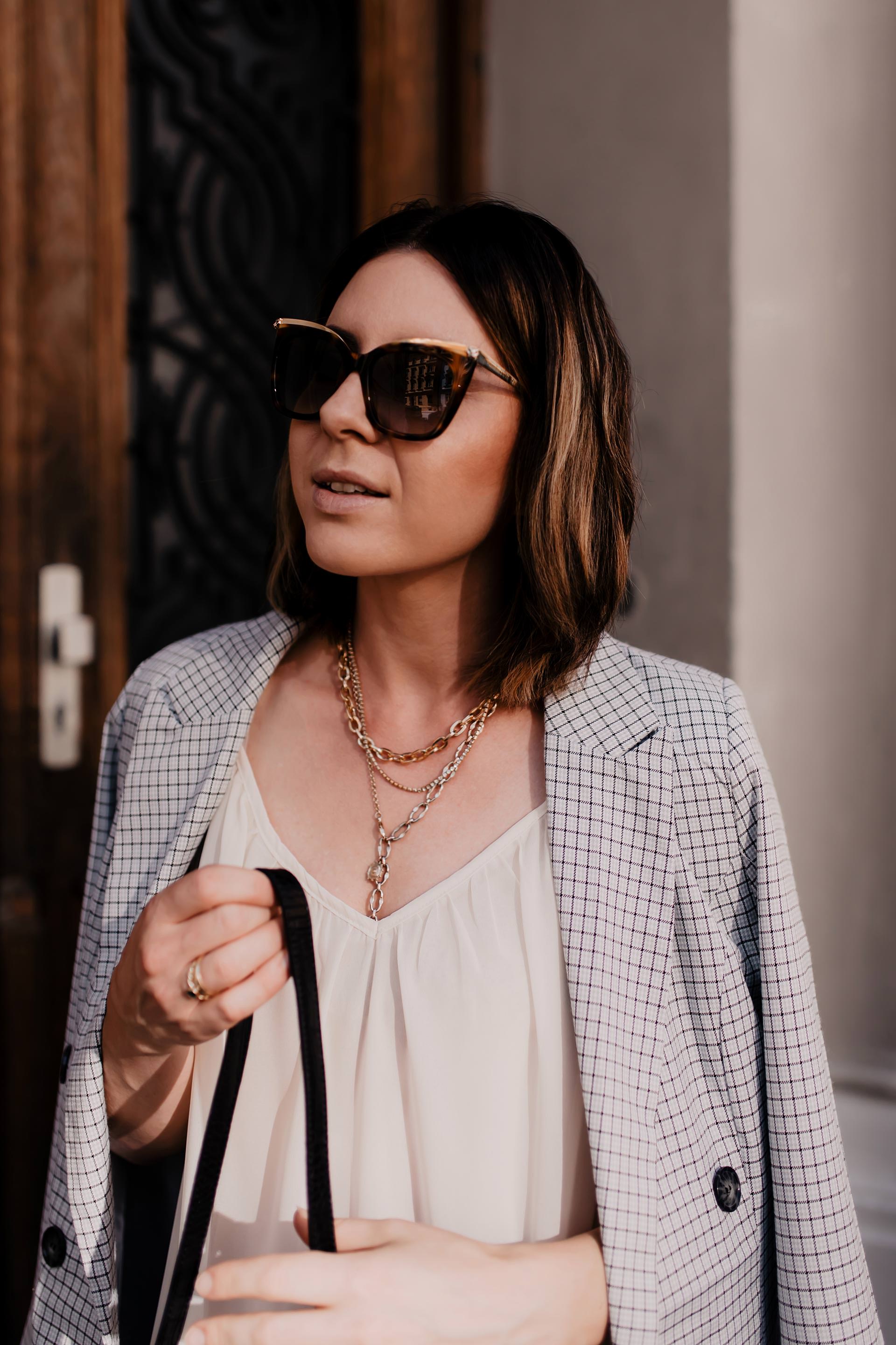 Am Modeblog findest du heute ein Sommer Outfit mit Kleid und Blazer. Welche Tipps es bei Kleid-Blazer-Kombis zu beachten gibt und alle Outfit-Details verrate ich dir jetzt online am whoismocca.me Fashion Blog. #sommeroutfit #sommerkleid