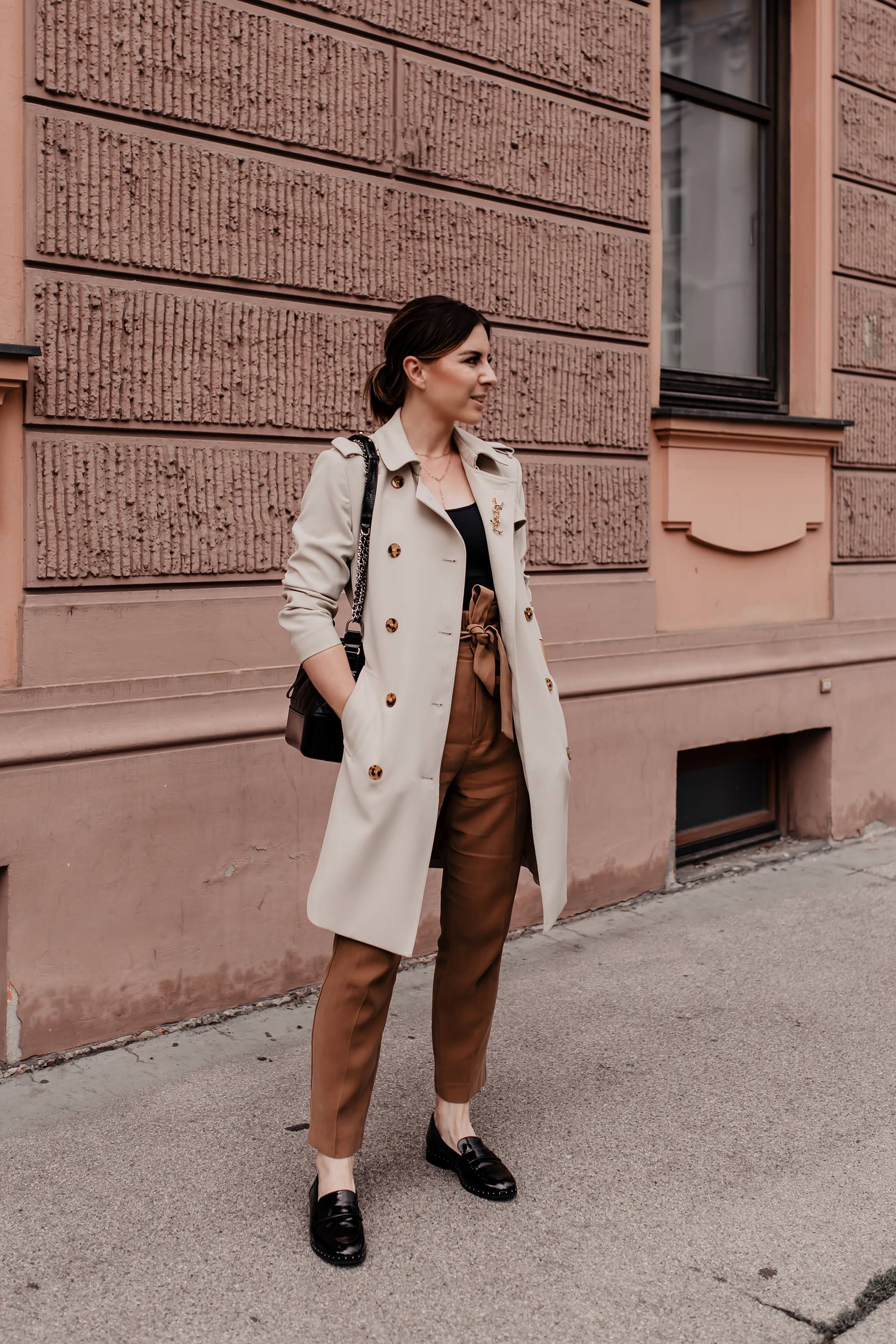 enthält Werbung. Am Modeblog findest du heute ein Herbst Outfit mit schönen Loafers. Ich gebe dir außerdem Tipps, wie gut man eine Paperbag Hose kombinieren kann und zeige dir alle Outfit-Details zum nachshoppen. #paperbaghose #herbstoutfit #loafers