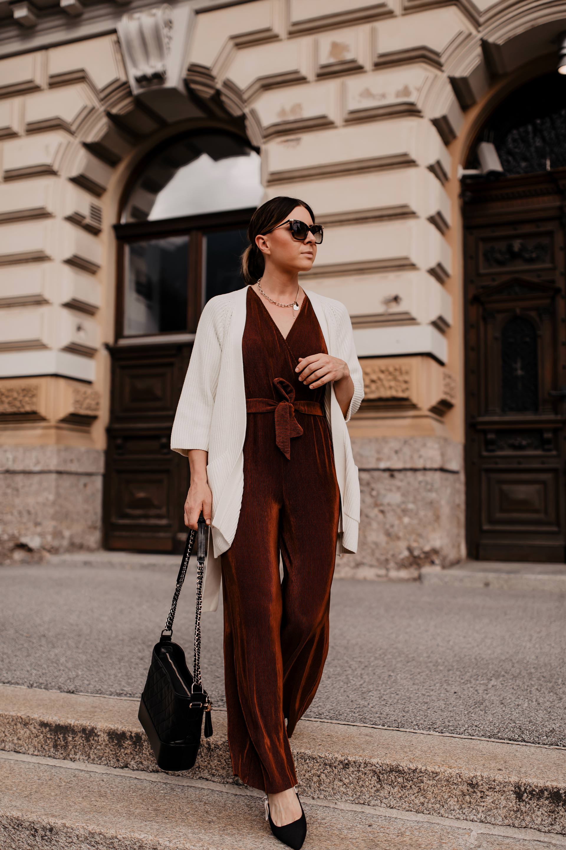 Auf dem Modeblog findest du jetzt ein Herbst Outfit mit Jumpsuit, Strick-Cardigan und Pumps. Ich gebe dir Tipps, wie du im Herbst einen Jumpsuit kombinieren kannst und stelle dir ein legeres Outfit vor, dass du im Büro und auch in deiner Freizeit tragen kannst. www.whoismocca.me #herbstoutfit #jumpsuit 