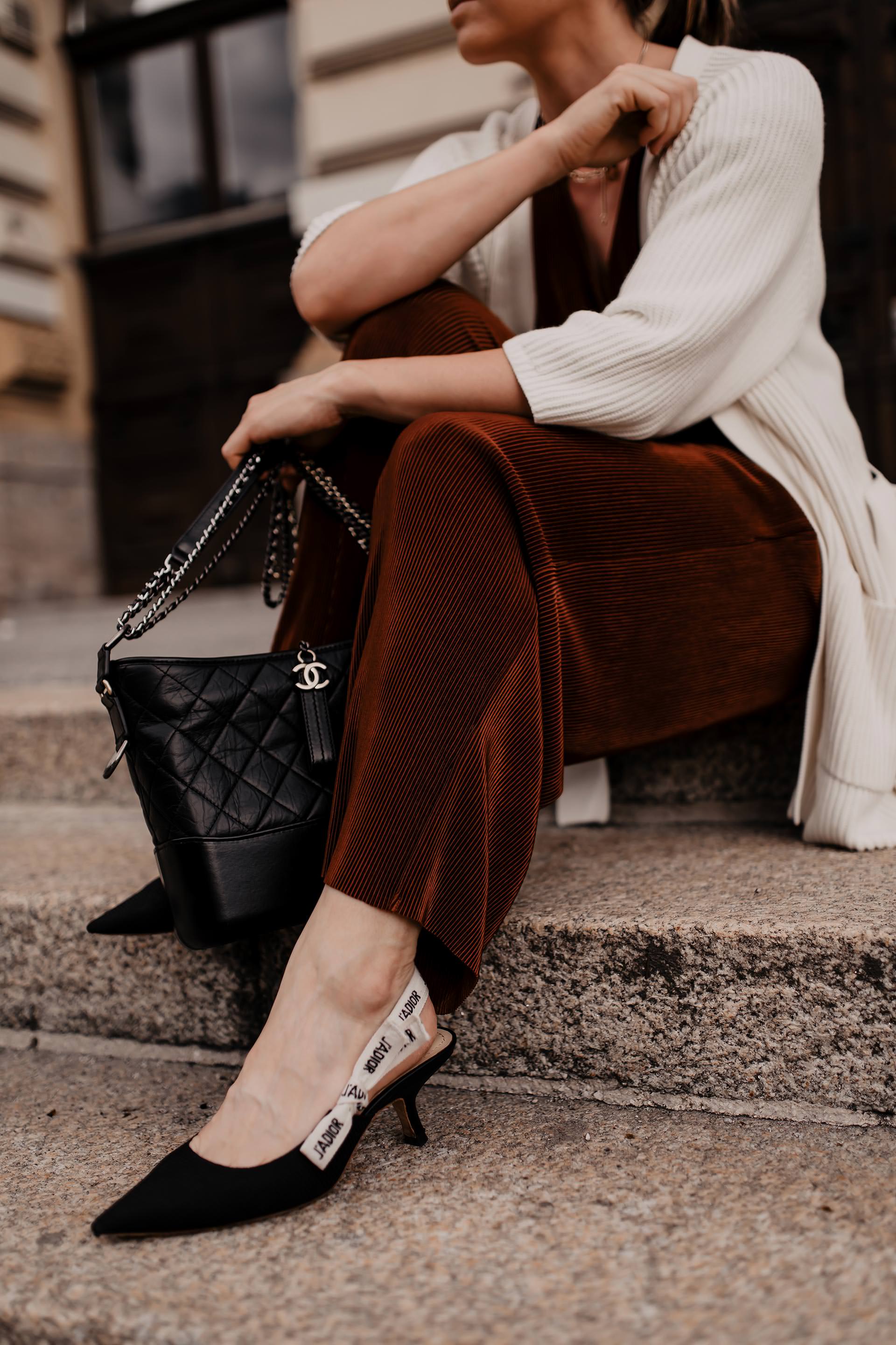 Auf dem Modeblog findest du jetzt ein Herbst Outfit mit Jumpsuit, Strick-Cardigan und Pumps. Ich gebe dir Tipps, wie du im Herbst einen Jumpsuit kombinieren kannst und stelle dir ein legeres Outfit vor, dass du im Büro und auch in deiner Freizeit tragen kannst. www.whoismocca.me #herbstoutfit #jumpsuit