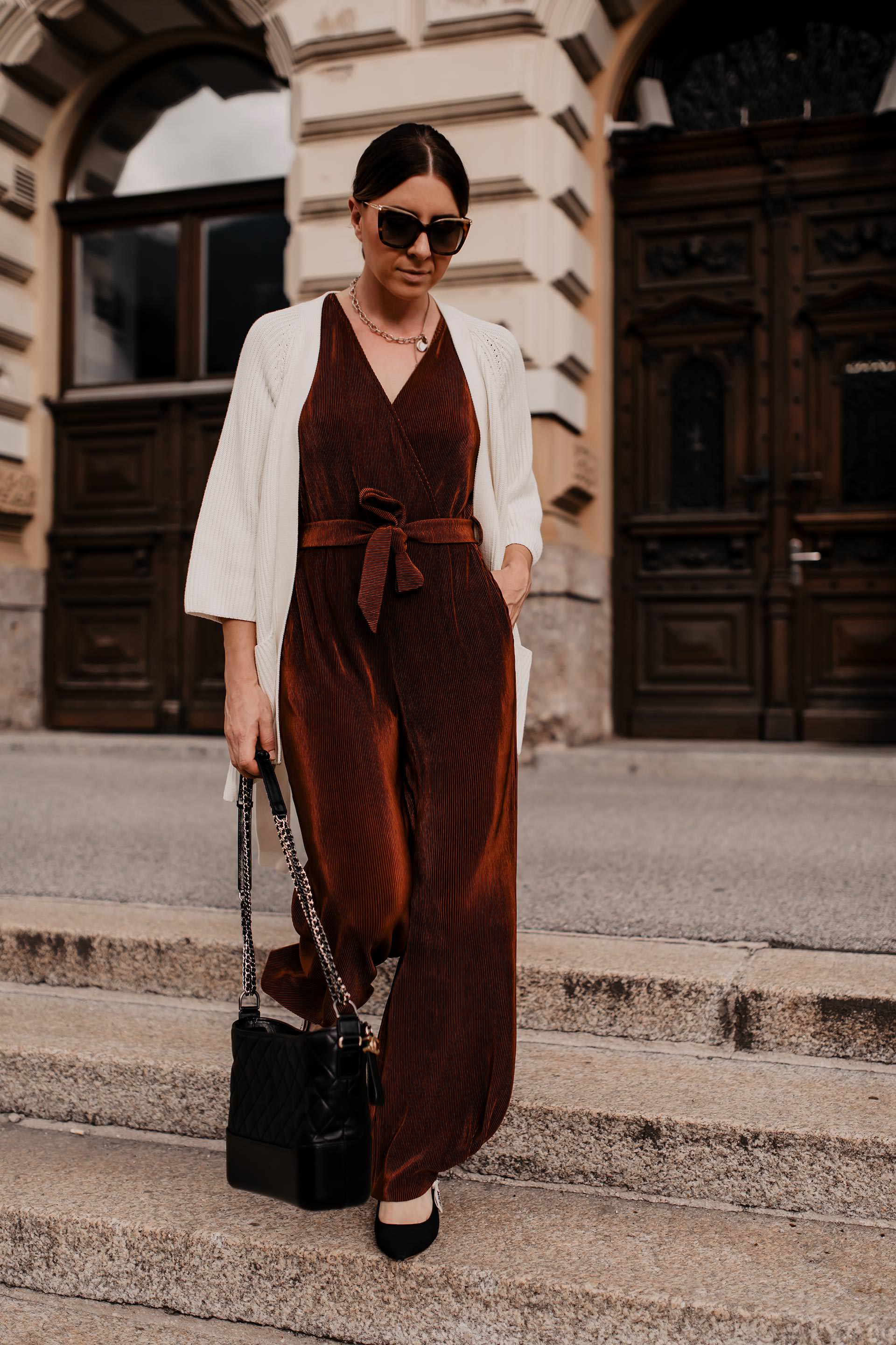 Auf dem Modeblog findest du jetzt ein Herbst Outfit mit Jumpsuit, Strick-Cardigan und Pumps. Ich gebe dir Tipps, wie du im Herbst einen Jumpsuit kombinieren kannst und stelle dir ein legeres Outfit vor, dass du im Büro und auch in deiner Freizeit tragen kannst. www.whoismocca.me #herbstoutfit #jumpsuit