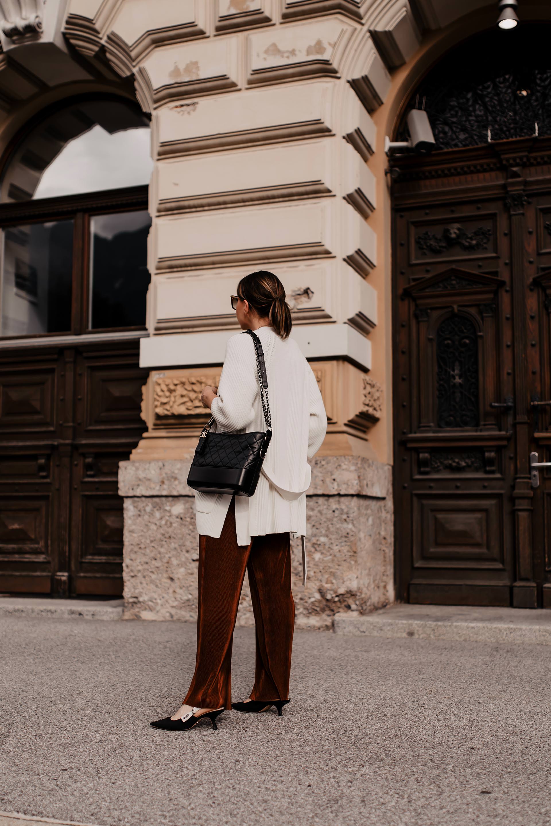 Auf dem Modeblog findest du jetzt ein Herbst Outfit mit Jumpsuit, Strick-Cardigan und Pumps. Ich gebe dir Tipps, wie du im Herbst einen Jumpsuit kombinieren kannst und stelle dir ein legeres Outfit vor, dass du im Büro und auch in deiner Freizeit tragen kannst. www.whoismocca.me #herbstoutfit #jumpsuit