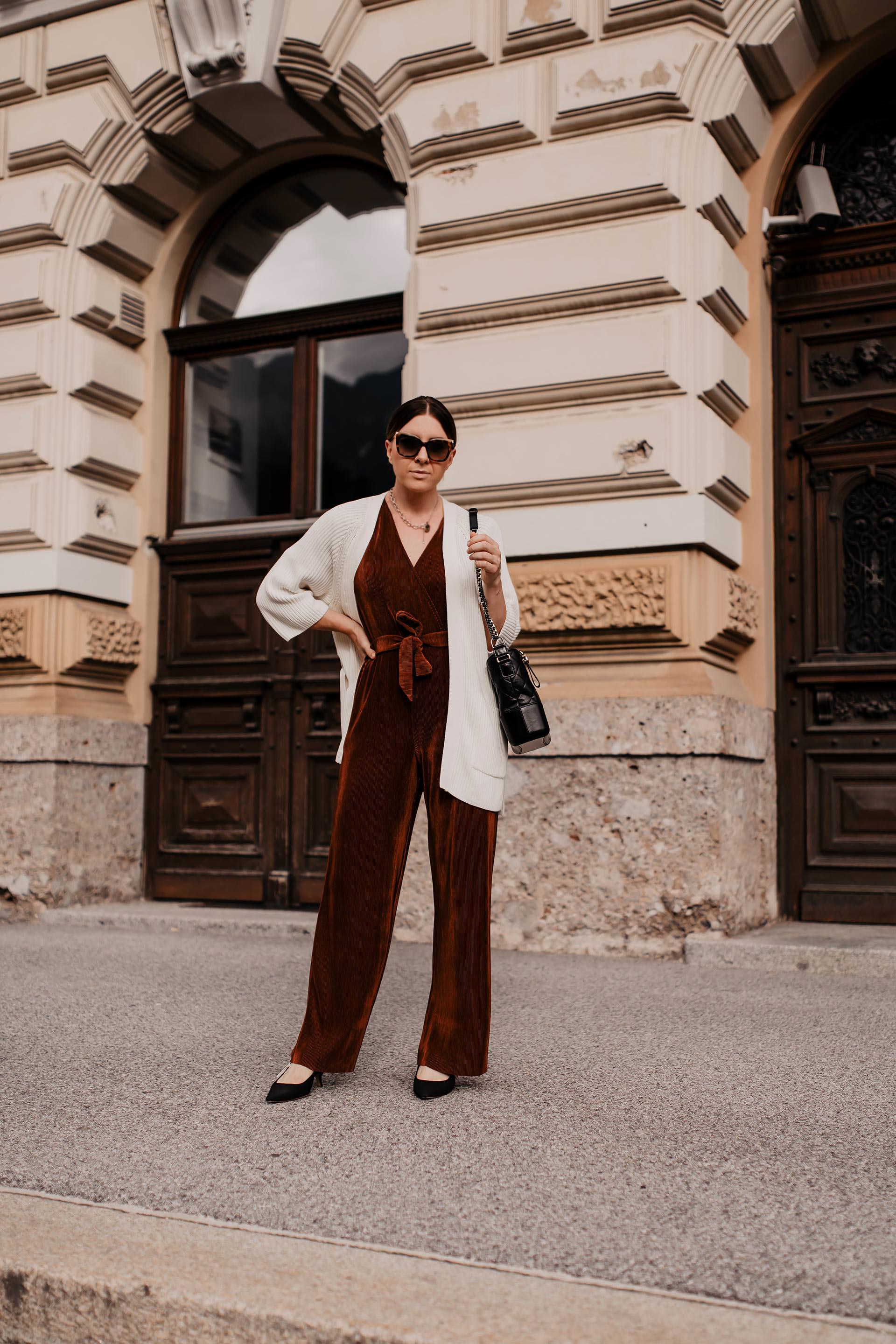 Auf dem Modeblog findest du jetzt ein Herbst Outfit mit Jumpsuit, Strick-Cardigan und Pumps. Ich gebe dir Tipps, wie du im Herbst einen Jumpsuit kombinieren kannst und stelle dir ein legeres Outfit vor, dass du im Büro und auch in deiner Freizeit tragen kannst. www.whoismocca.me #herbstoutfit #jumpsuit