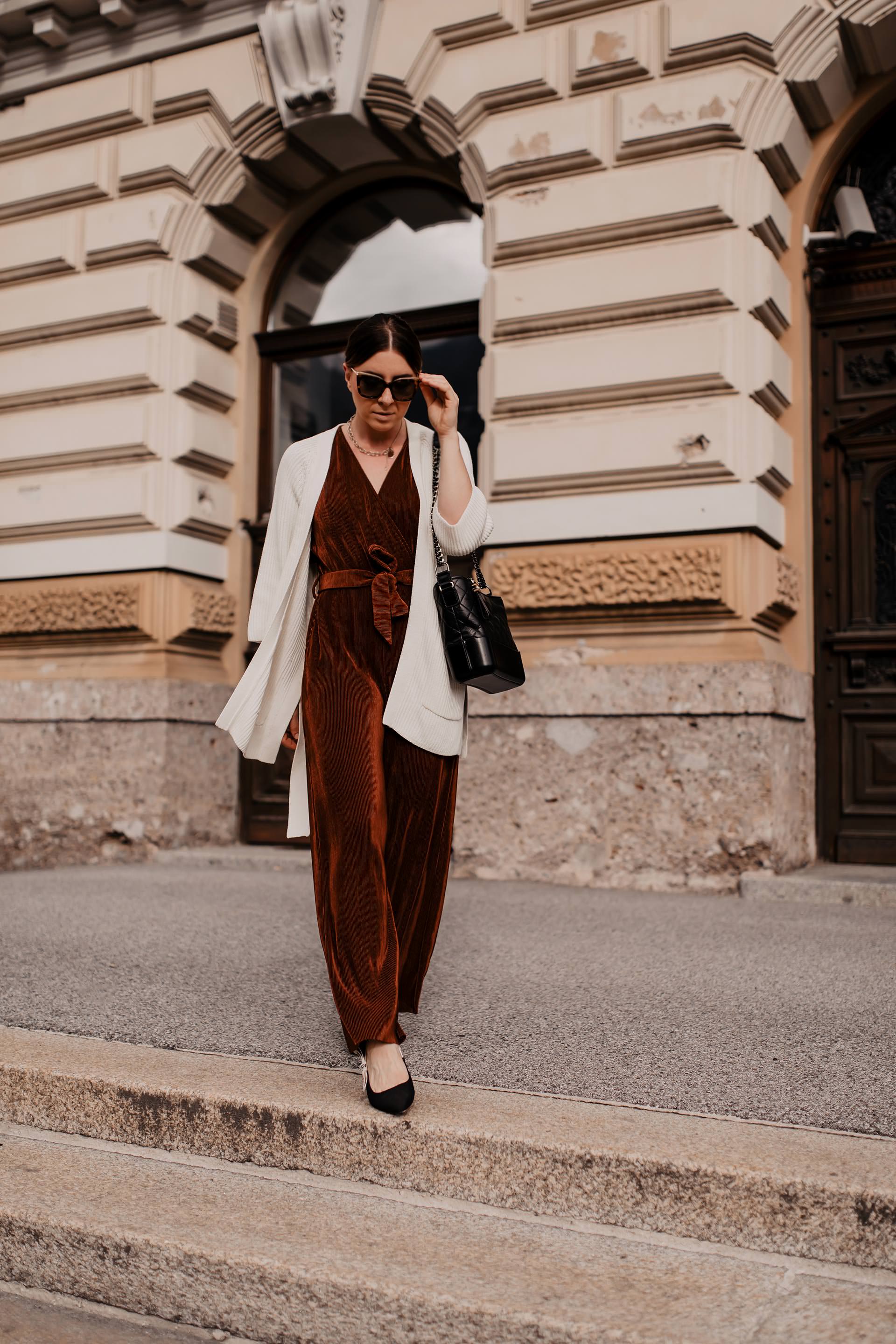 Auf dem Modeblog findest du jetzt ein Herbst Outfit mit Jumpsuit, Strick-Cardigan und Pumps. Ich gebe dir Tipps, wie du im Herbst einen Jumpsuit kombinieren kannst und stelle dir ein legeres Outfit vor, dass du im Büro und auch in deiner Freizeit tragen kannst. www.whoismocca.me #herbstoutfit #jumpsuit