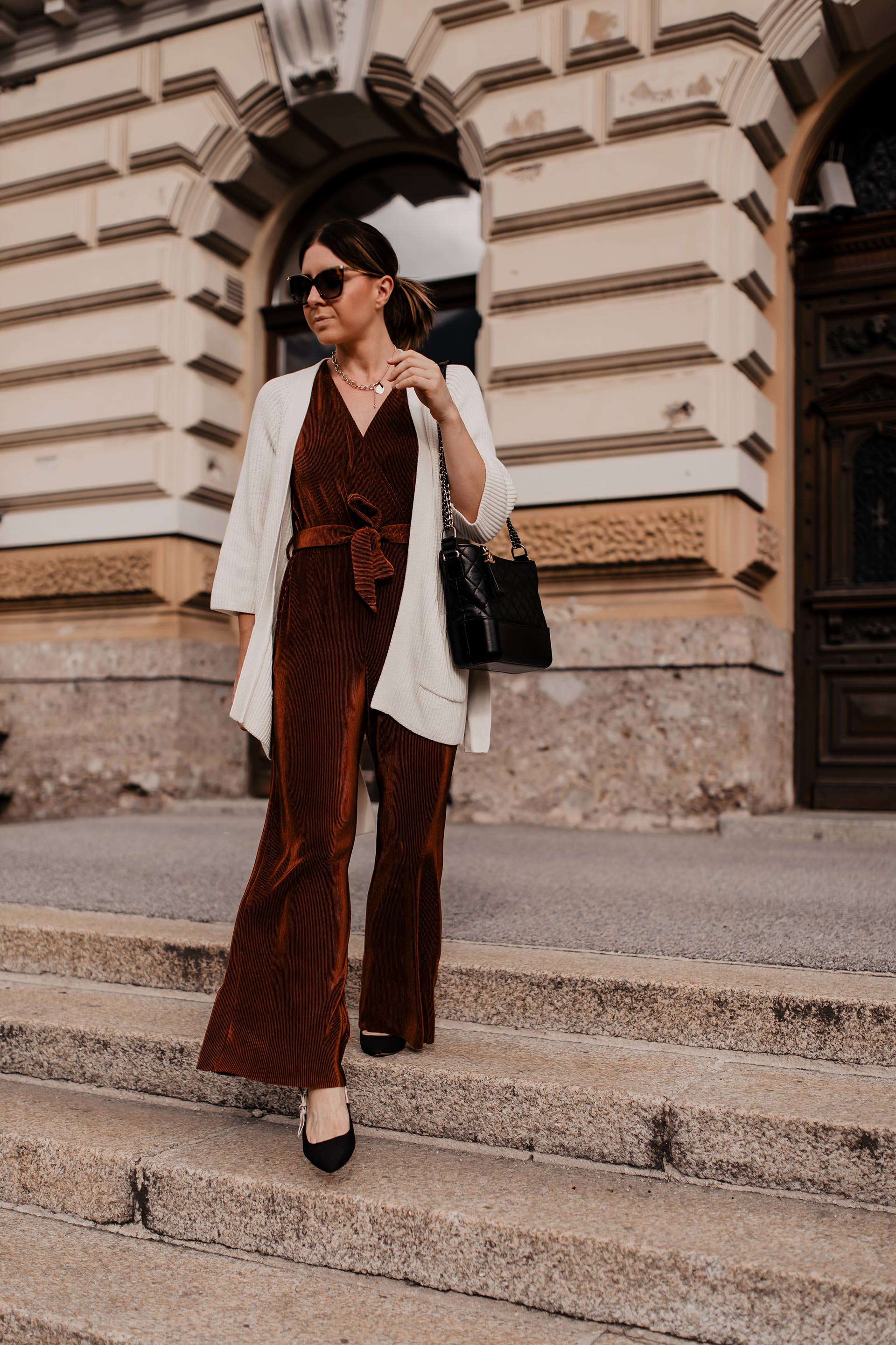 Auf dem Modeblog findest du jetzt ein Herbst Outfit mit Jumpsuit, Strick-Cardigan und Pumps. Ich gebe dir Tipps, wie du im Herbst einen Jumpsuit kombinieren kannst und stelle dir ein legeres Outfit vor, dass du im Büro und auch in deiner Freizeit tragen kannst. www.whoismocca.me #herbstoutfit #jumpsuit