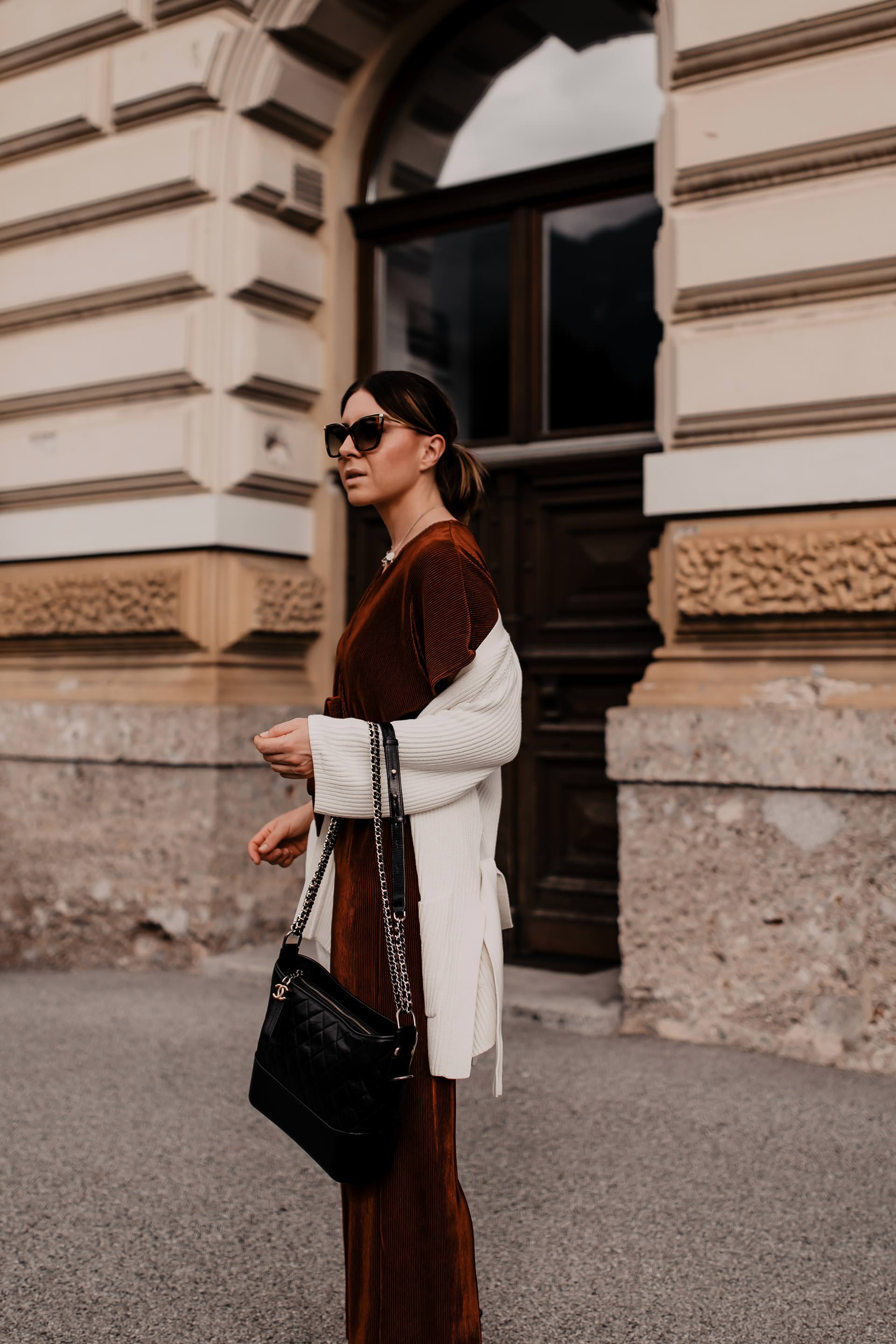 Auf dem Modeblog findest du jetzt ein Herbst Outfit mit Jumpsuit, Strick-Cardigan und Pumps. Ich gebe dir Tipps, wie du im Herbst einen Jumpsuit kombinieren kannst und stelle dir ein legeres Outfit vor, dass du im Büro und auch in deiner Freizeit tragen kannst. www.whoismocca.me #herbstoutfit #jumpsuit