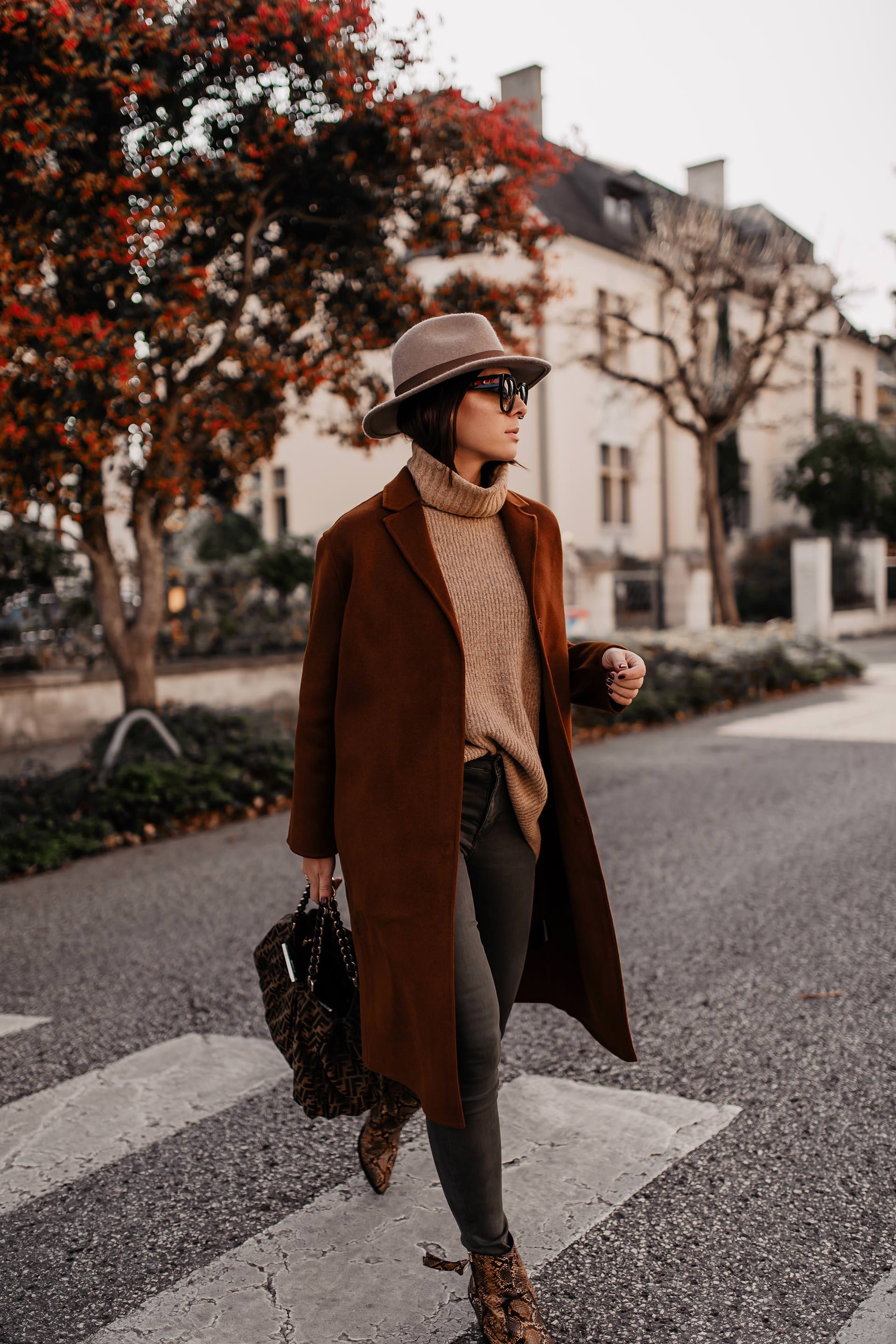 Was ist im Herbst 2019 modern? Auf meinem Modeblog zeige ich dir die 23 schönsten Modetrends für den Alltag! Gemeinsam mit zahlreichen Outfit-Ideen für den Herbst bringe ich dir die neuen Trends näher und gebe dir Tipps wie du sie im Alltag und Büro kombinieren kannst. www.whoismocca.me #herbsttrends #modetrends #lookbook #outfits