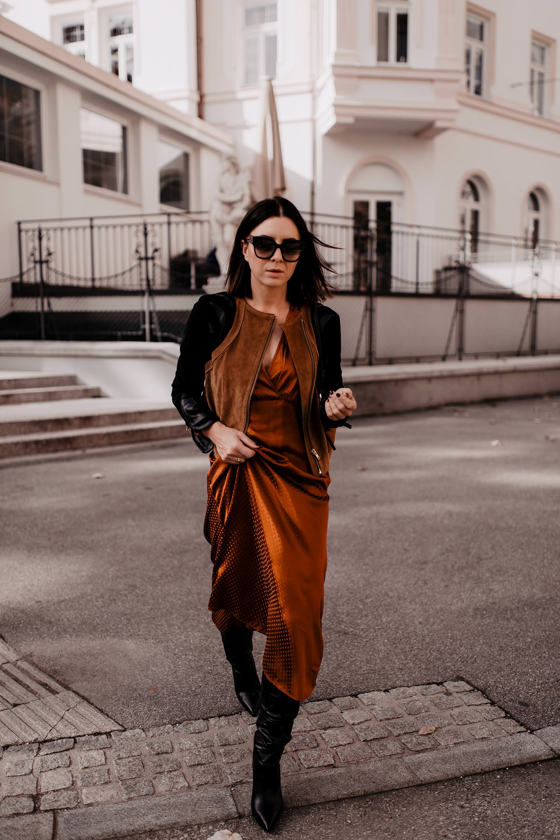 Was ist im Herbst 2019 modern? Auf meinem Modeblog zeige ich dir die 23 schönsten Modetrends für den Alltag! Gemeinsam mit zahlreichen Outfit-Ideen für den Herbst bringe ich dir die neuen Trends näher und gebe dir Tipps wie du sie im Alltag und Büro kombinieren kannst. www.whoismocca.me #herbsttrends #modetrends #lookbook #outfits