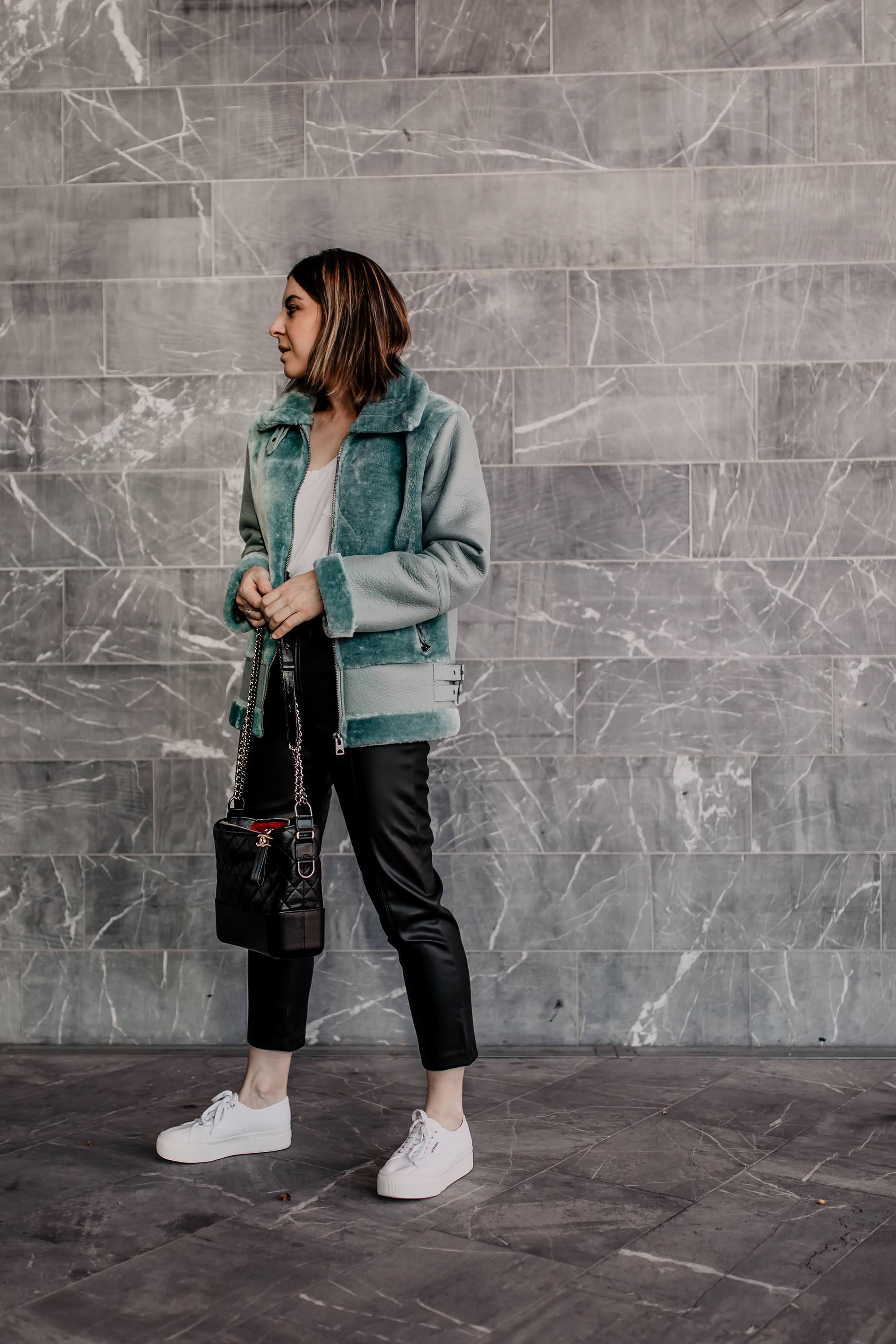 Werbung. Du möchtest weiße Sneakers im Herbst und Winter kombinieren? Dann bist du hier auf meinem Modeblog genau richtig. Im heutigen Beitrag zeige ich dir nicht nur ein passendes Alltagsoutfit, sondern gebe dir auch Styling-Tipps für jeden Tag. www.whoismocca.me #herbstoutfit #superga #lederhose #pilotenjacke