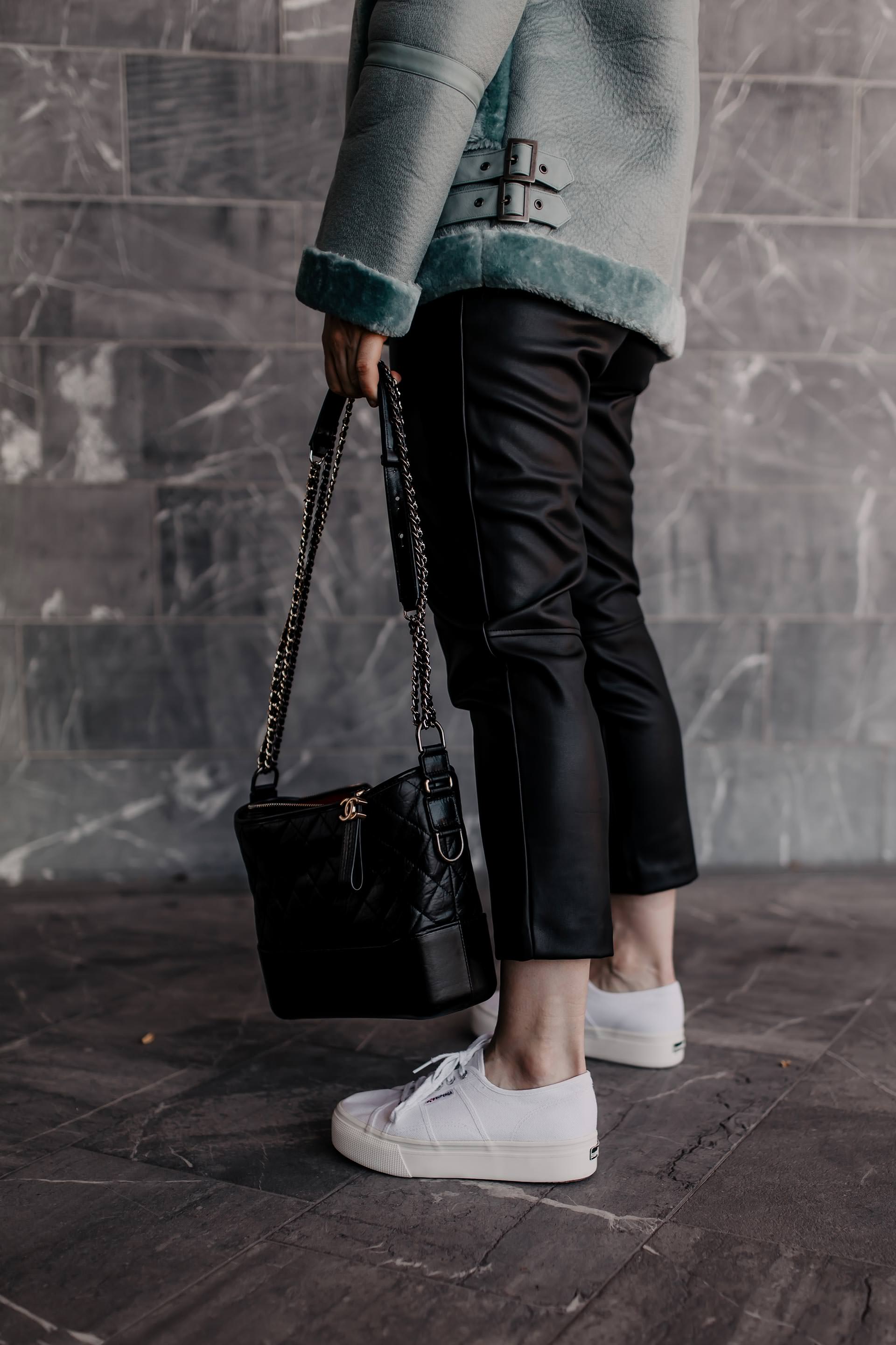 Werbung. Du möchtest weiße Sneakers im Herbst und Winter kombinieren? Dann bist du hier auf meinem Modeblog genau richtig. Im heutigen Beitrag zeige ich dir nicht nur ein passendes Alltagsoutfit, sondern gebe dir auch Styling-Tipps für jeden Tag. www.whoismocca.me #herbstoutfit #superga #lederhose #pilotenjacke