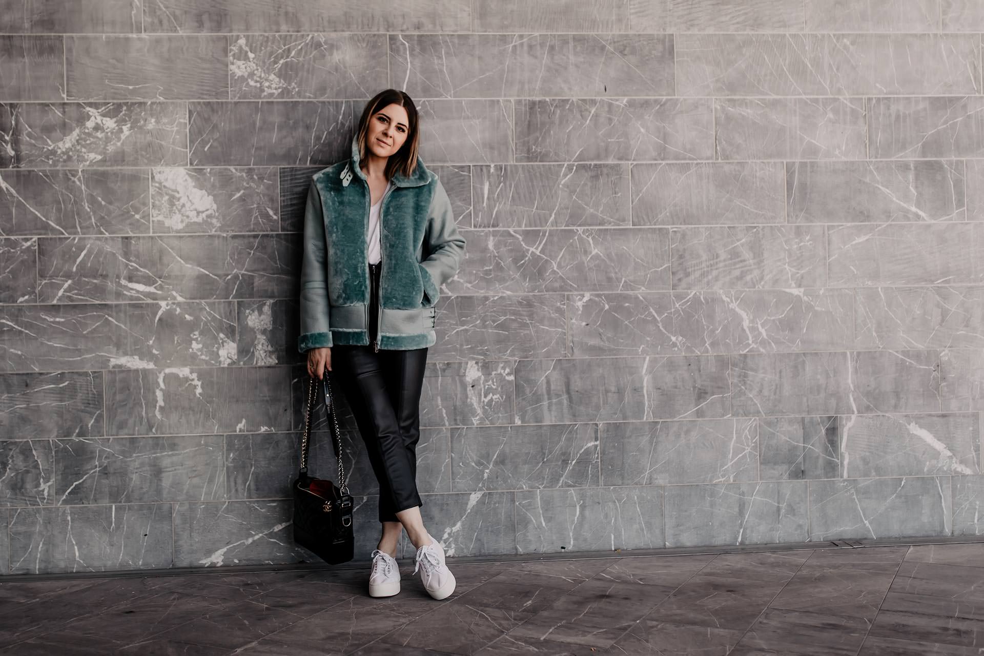 Werbung. Du möchtest weiße Sneakers im Herbst und Winter kombinieren? Dann bist du hier auf meinem Modeblog genau richtig. Im heutigen Beitrag zeige ich dir nicht nur ein passendes Alltagsoutfit, sondern gebe dir auch Styling-Tipps für jeden Tag. www.whoismocca.me #herbstoutfit #superga #lederhose #pilotenjacke