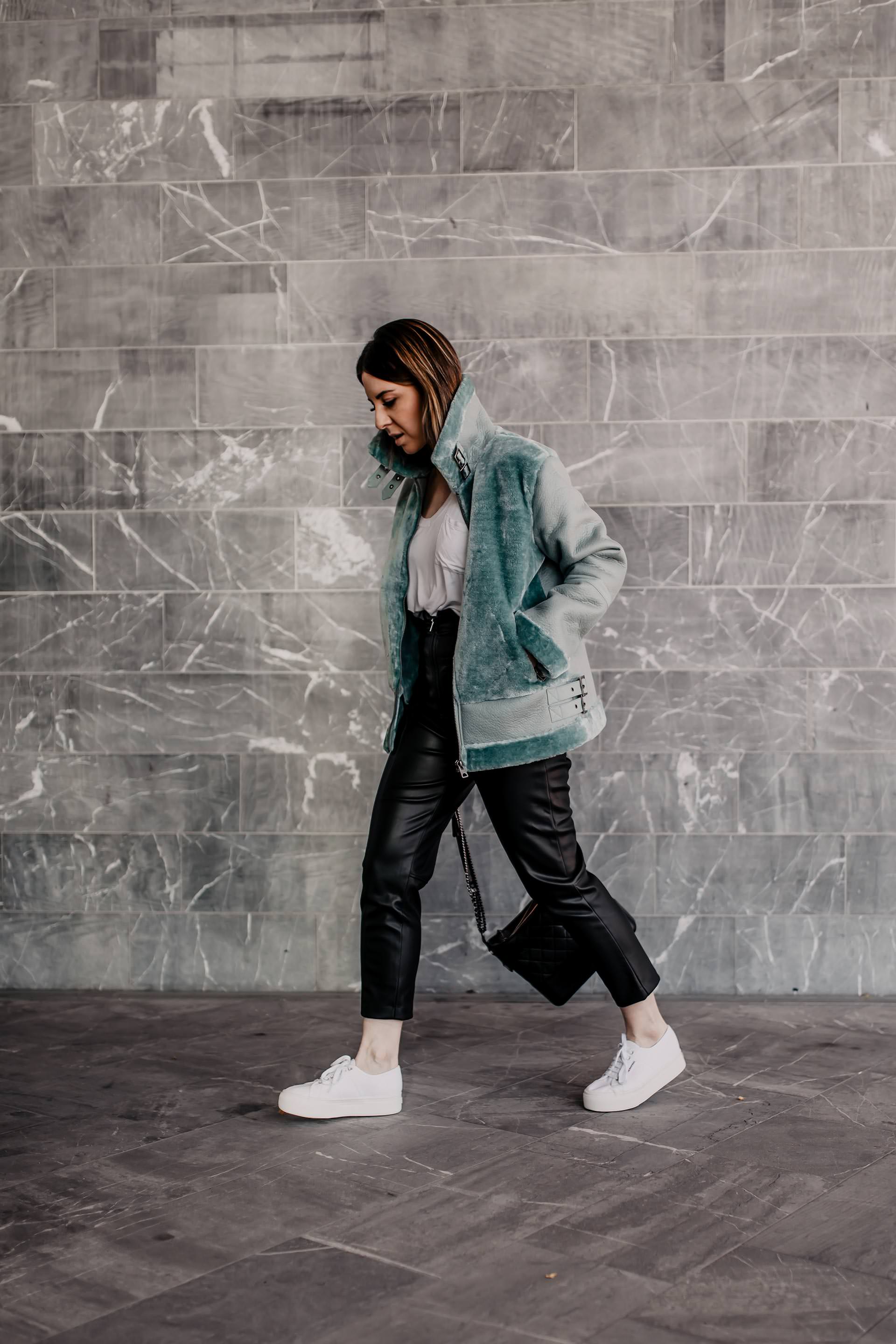 Werbung. Du möchtest weiße Sneakers im Herbst und Winter kombinieren? Dann bist du hier auf meinem Modeblog genau richtig. Im heutigen Beitrag zeige ich dir nicht nur ein passendes Alltagsoutfit, sondern gebe dir auch Styling-Tipps für jeden Tag. www.whoismocca.me #herbstoutfit #superga #lederhose #pilotenjacke