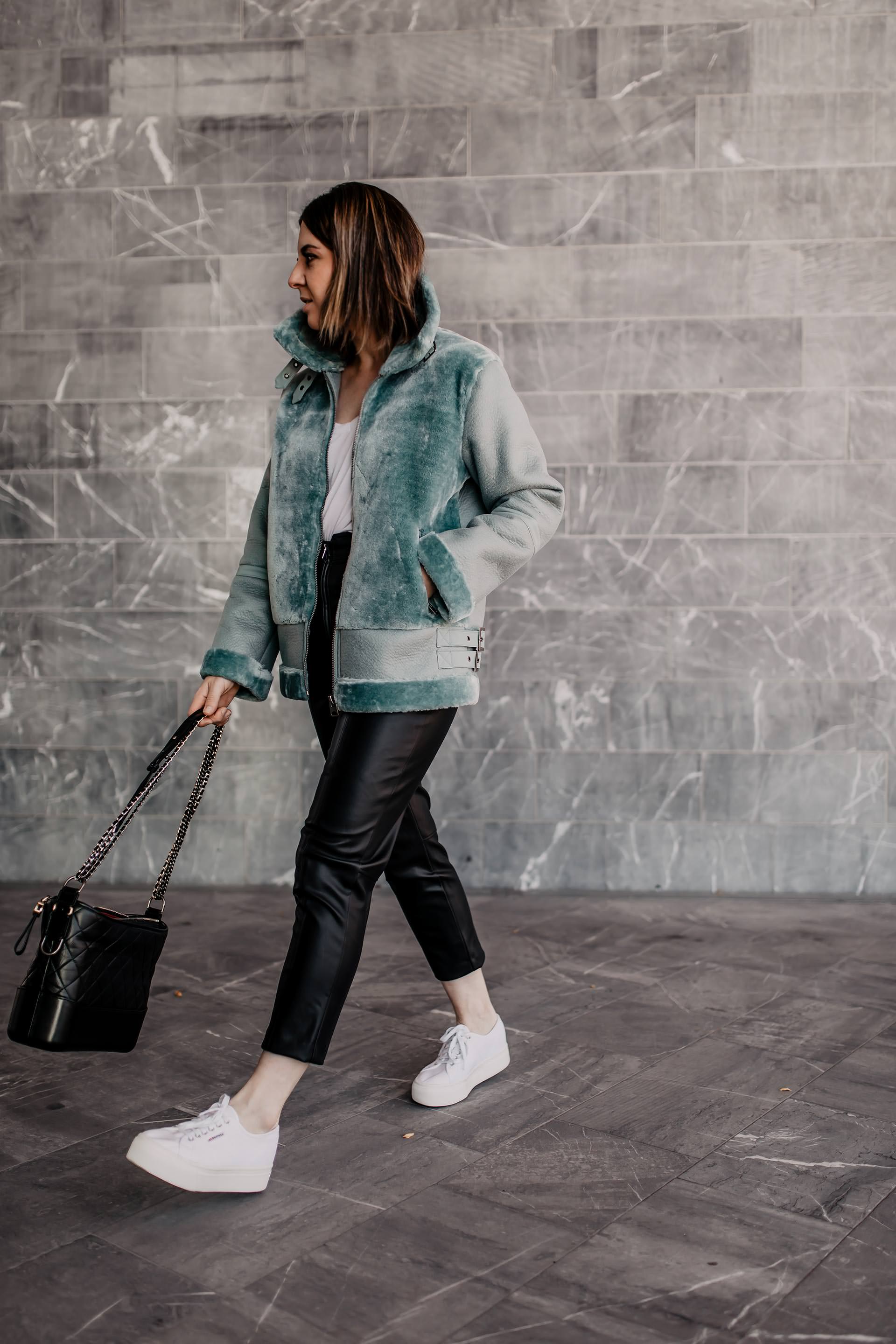 Werbung. Du möchtest weiße Sneakers im Herbst und Winter kombinieren? Dann bist du hier auf meinem Modeblog genau richtig. Im heutigen Beitrag zeige ich dir nicht nur ein passendes Alltagsoutfit, sondern gebe dir auch Styling-Tipps für jeden Tag. www.whoismocca.me #herbstoutfit #superga #lederhose #pilotenjacke