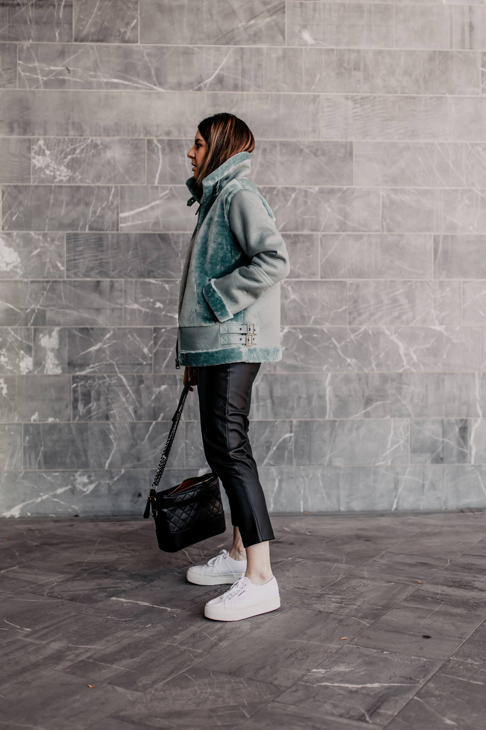 Werbung. Du möchtest weiße Sneakers im Herbst und Winter kombinieren? Dann bist du hier auf meinem Modeblog genau richtig. Im heutigen Beitrag zeige ich dir nicht nur ein passendes Alltagsoutfit, sondern gebe dir auch Styling-Tipps für jeden Tag. www.whoismocca.me #herbstoutfit #superga #lederhose #pilotenjacke