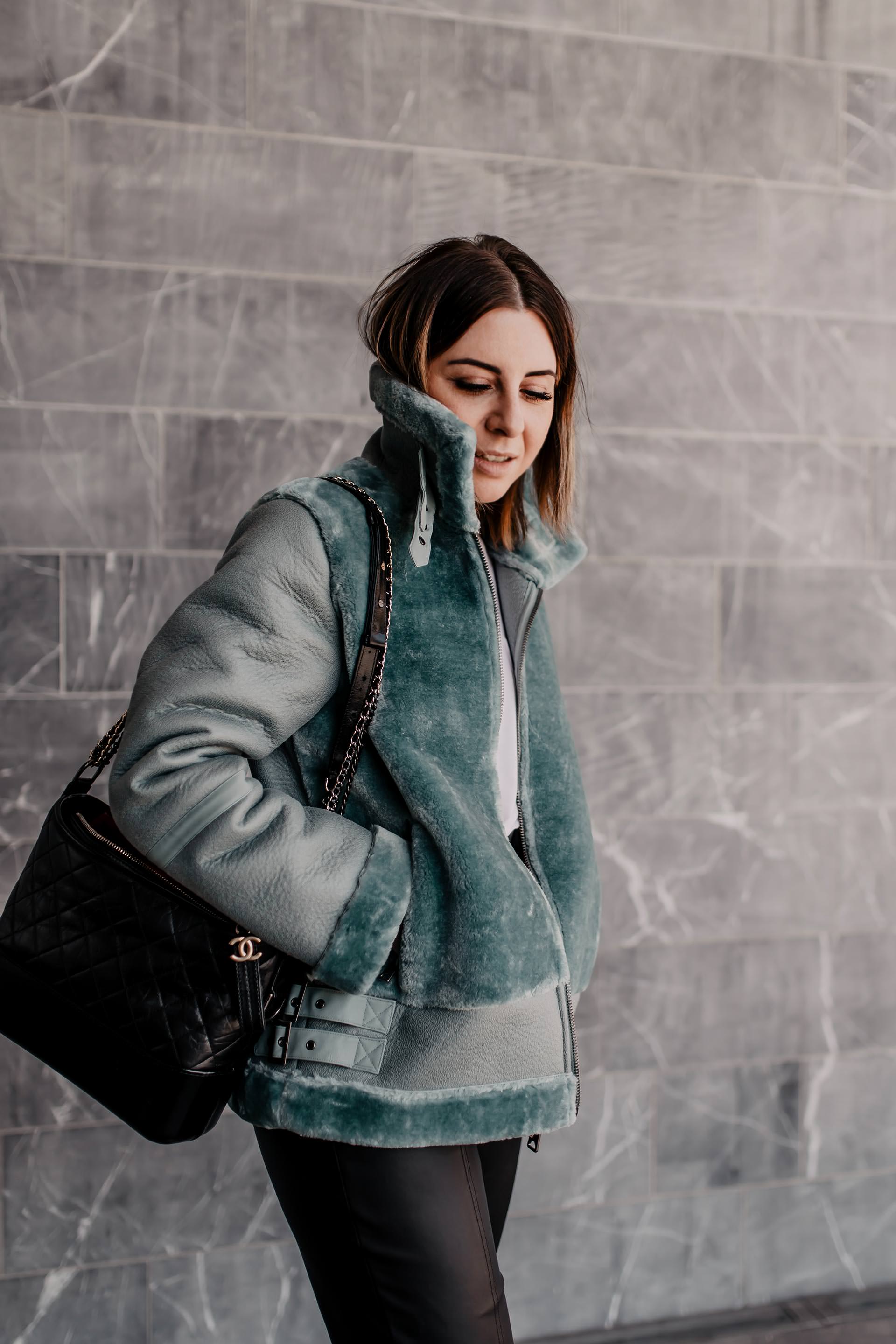 Werbung. Du möchtest weiße Sneakers im Herbst und Winter kombinieren? Dann bist du hier auf meinem Modeblog genau richtig. Im heutigen Beitrag zeige ich dir nicht nur ein passendes Alltagsoutfit, sondern gebe dir auch Styling-Tipps für jeden Tag. www.whoismocca.me #herbstoutfit #superga #lederhose #pilotenjacke