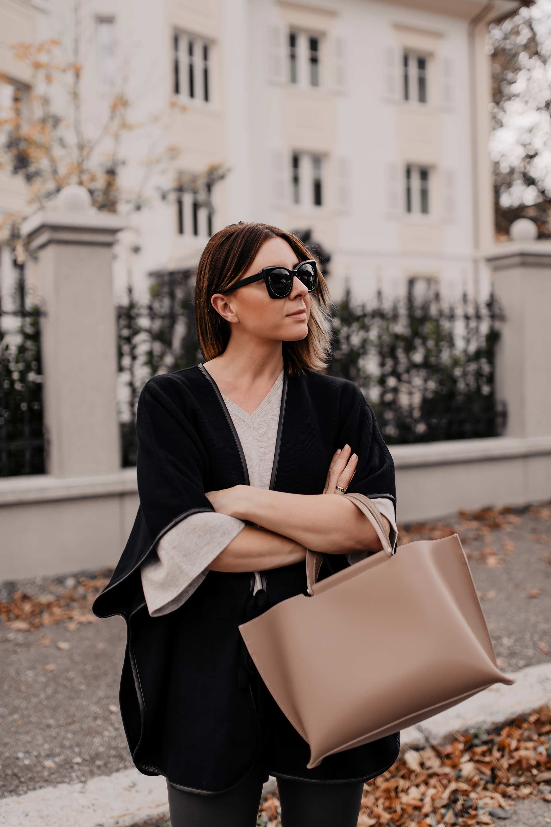 Herbst-Outfits fürs Büro // Anzeige // Diese 2 Business-Casual Looks gehen immer! Auf meinem Modeblog stelle ich dir 2 Büro-Outfits für den Herbst vor, die stilsicher, elegant und bequem sind. www.whoismocca.me #herbstoutfit #bürooutfit #businessoutfit #karriereblog