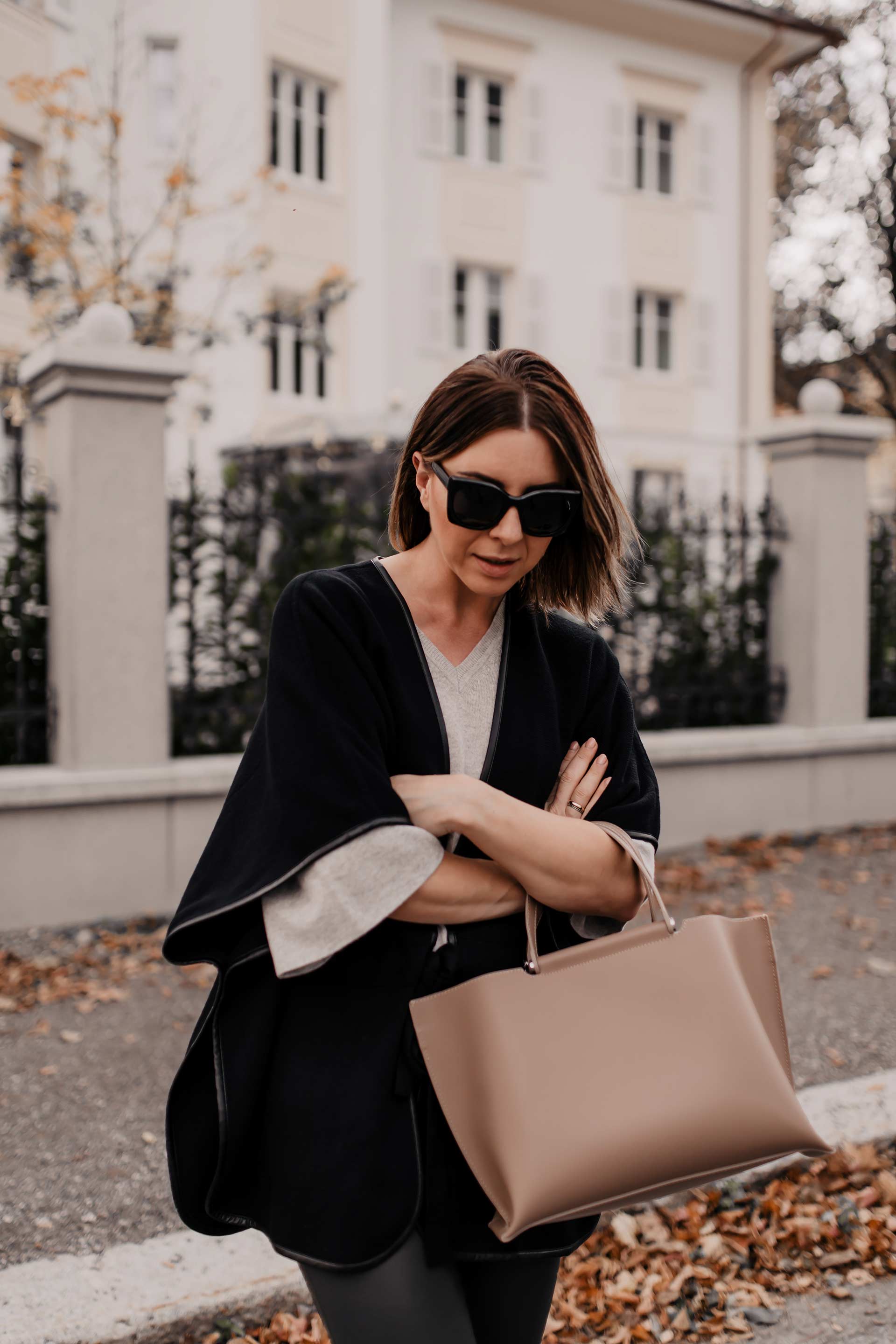 Herbst-Outfits fürs Büro // Anzeige // Diese 2 Business-Casual Looks gehen immer! Auf meinem Modeblog stelle ich dir 2 Büro-Outfits für den Herbst vor, die stilsicher, elegant und bequem sind. www.whoismocca.me #herbstoutfit #bürooutfit #businessoutfit #karriereblog