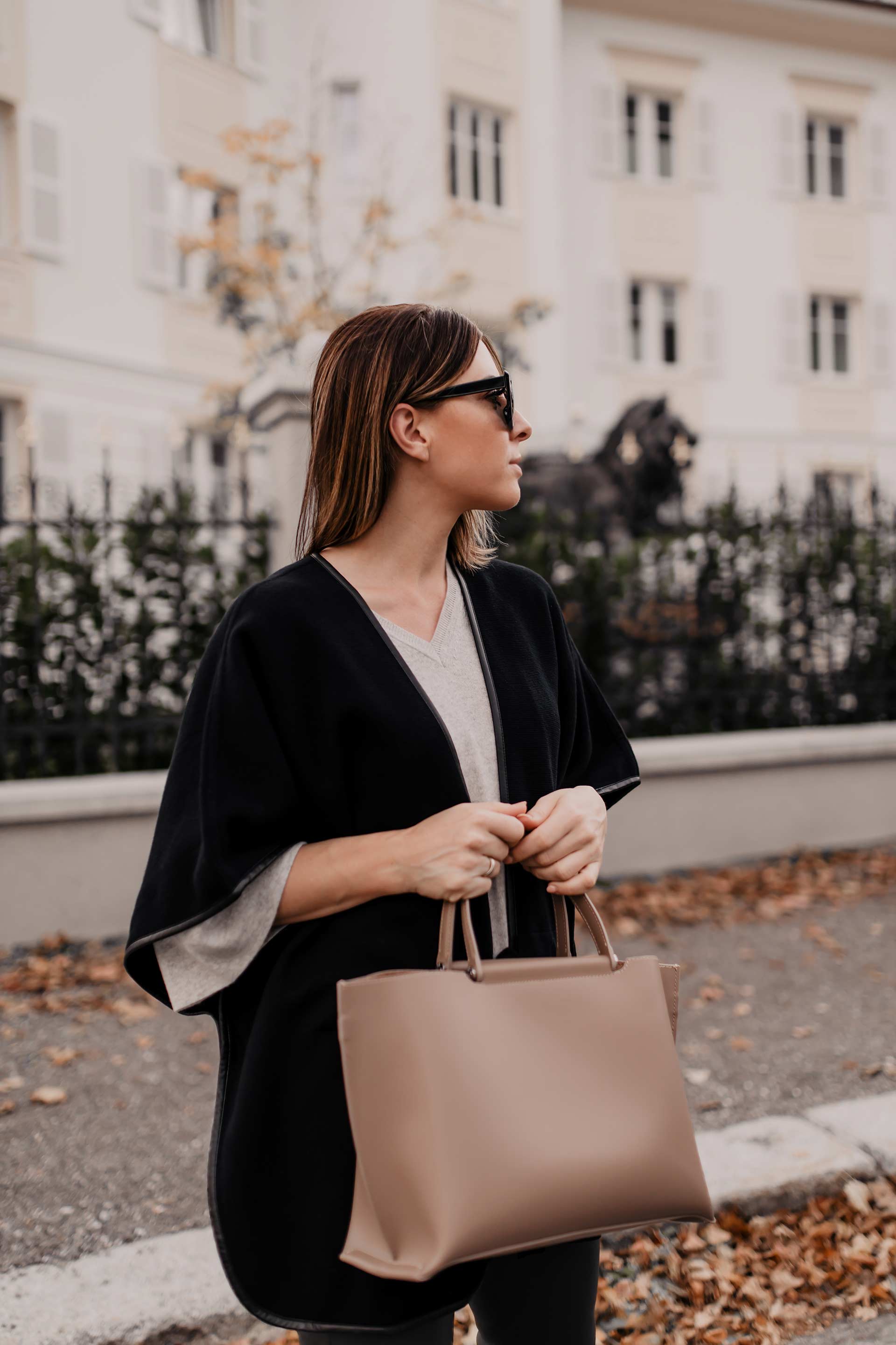 Herbst-Outfits fürs Büro // Anzeige // Diese 2 Business-Casual Looks gehen immer! Auf meinem Modeblog stelle ich dir 2 Büro-Outfits für den Herbst vor, die stilsicher, elegant und bequem sind. www.whoismocca.me #herbstoutfit #bürooutfit #businessoutfit #karriereblog