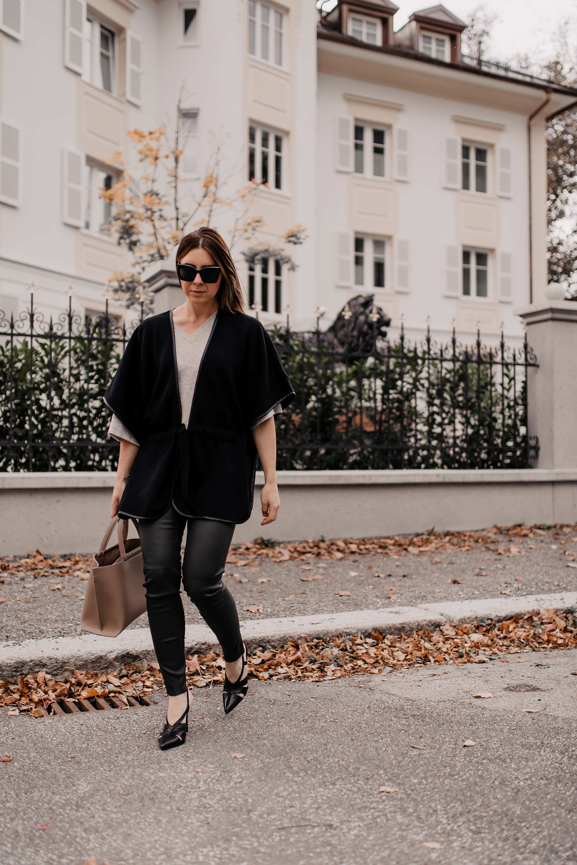 Herbst-Outfits fürs Büro // Anzeige // Diese 2 Business-Casual Looks gehen immer! Auf meinem Modeblog stelle ich dir 2 Büro-Outfits für den Herbst vor, die stilsicher, elegant und bequem sind. www.whoismocca.me #herbstoutfit #bürooutfit #businessoutfit #karriereblog