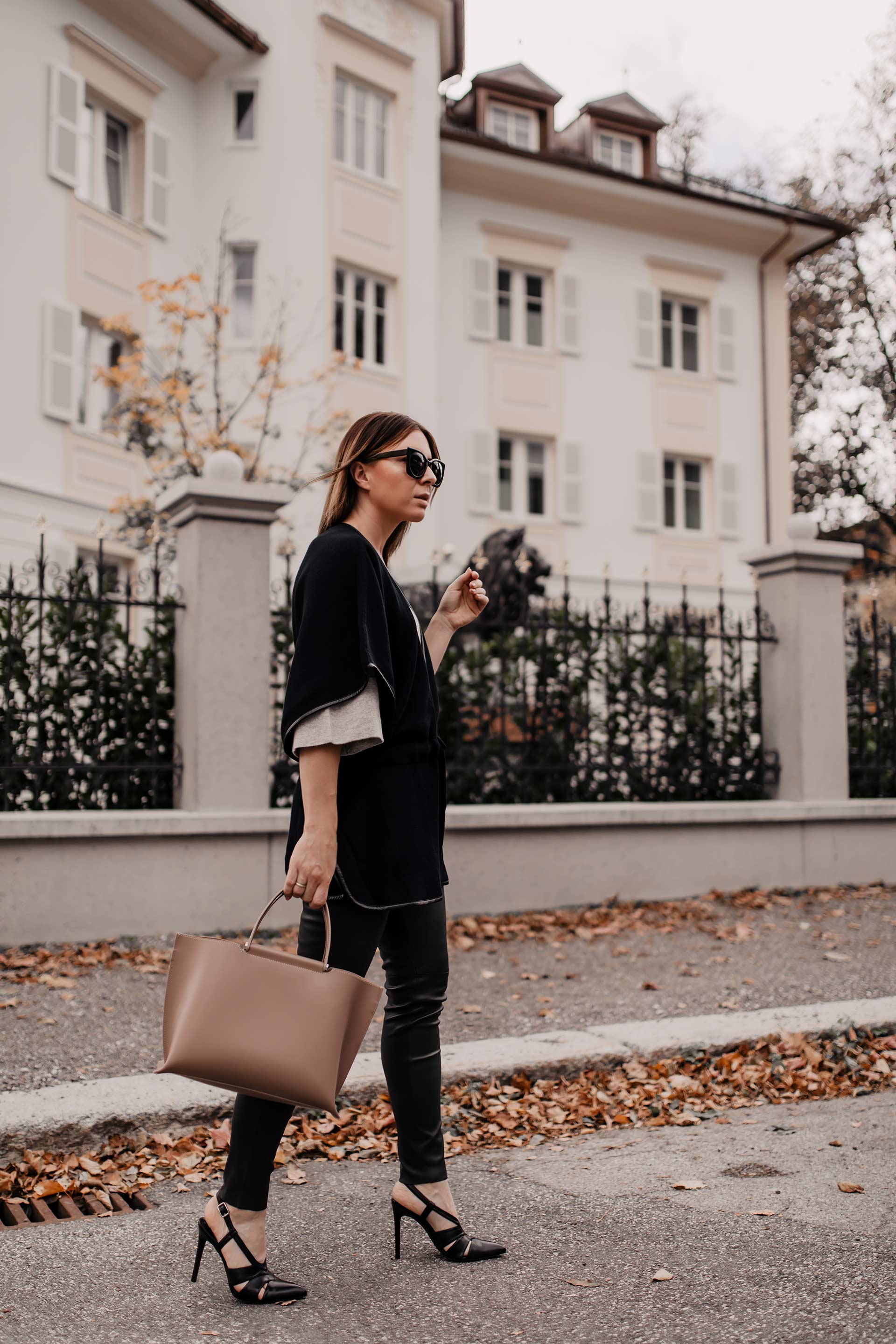 Herbst-Outfits fürs Büro // Anzeige // Diese 2 Business-Casual Looks gehen immer! Auf meinem Modeblog stelle ich dir 2 Büro-Outfits für den Herbst vor, die stilsicher, elegant und bequem sind. www.whoismocca.me #herbstoutfit #bürooutfit #businessoutfit #karriereblog