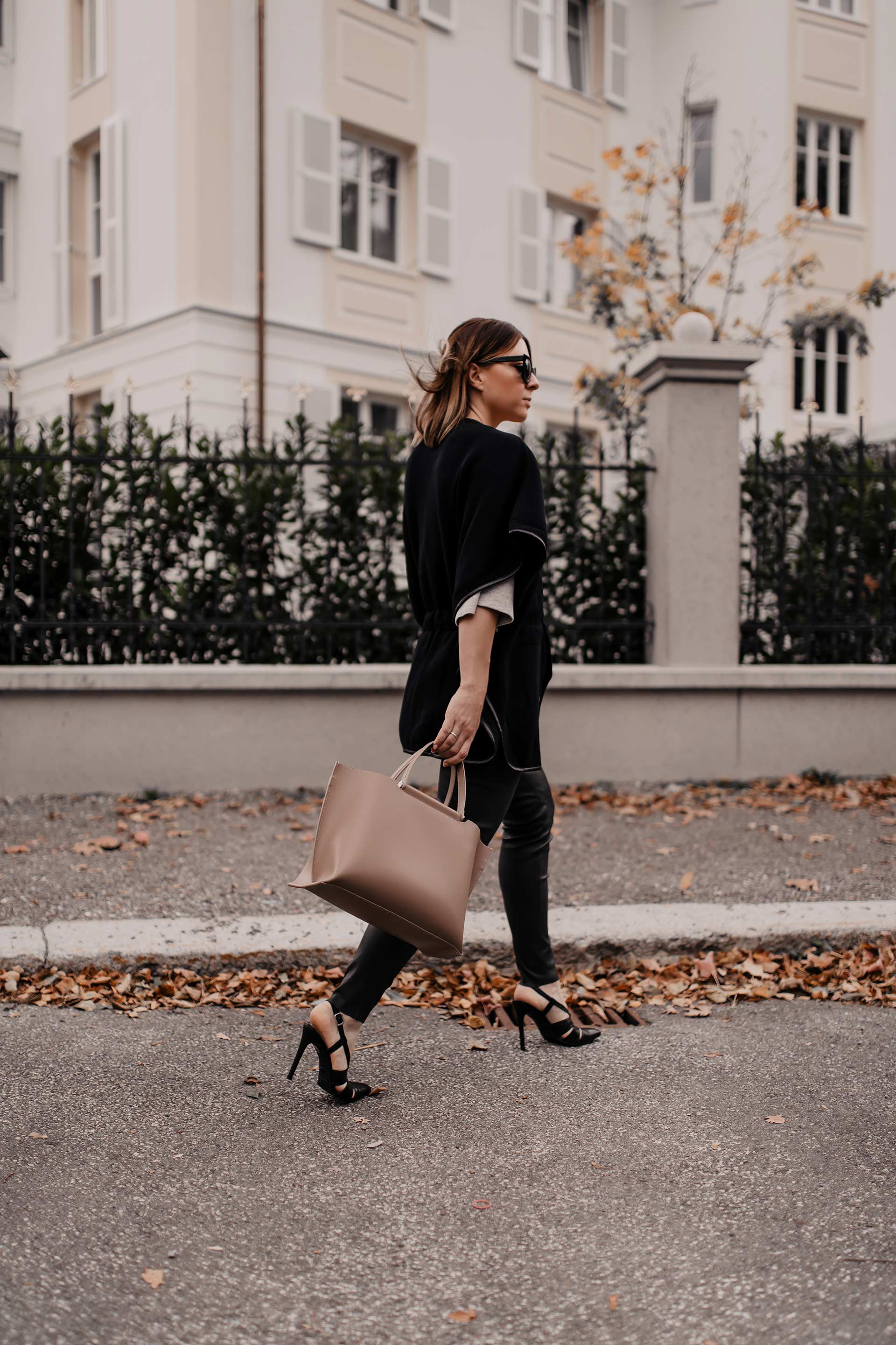 Herbst-Outfits fürs Büro // Anzeige // Diese 2 Business-Casual Looks gehen immer! Auf meinem Modeblog stelle ich dir 2 Büro-Outfits für den Herbst vor, die stilsicher, elegant und bequem sind. www.whoismocca.me #herbstoutfit #bürooutfit #businessoutfit #karriereblog