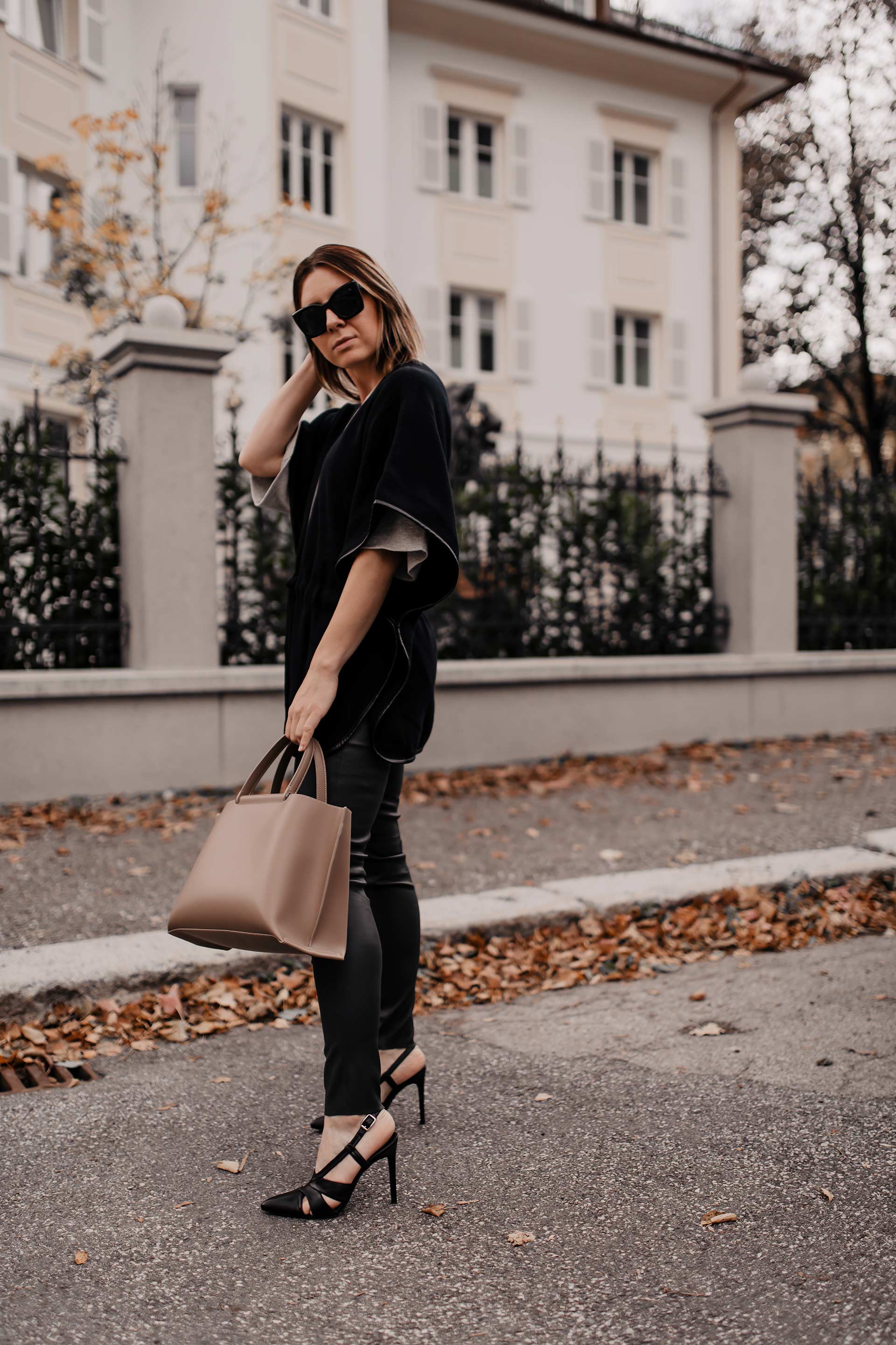 Herbst-Outfits fürs Büro // Anzeige // Diese 2 Business-Casual Looks gehen immer! Auf meinem Modeblog stelle ich dir 2 Büro-Outfits für den Herbst vor, die stilsicher, elegant und bequem sind. www.whoismocca.me #herbstoutfit #bürooutfit #businessoutfit #karriereblog