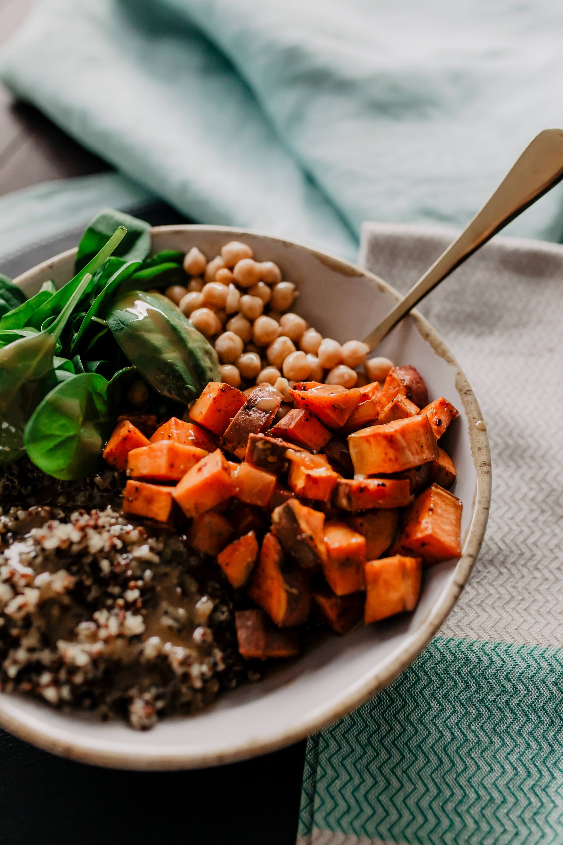 Anzeige. leckere Bowl mit Süßkartoffeln, Quinoa und Kichererbsen // Auf dem Foodblog findest du jetzt Ideen für ein einfaches Mittagessen ohne Fleisch. 5 schnelle vegetarische Rezepte für jeden Tag teile ich mit dir! www.whoismocca.me #bowl #vegetarisch