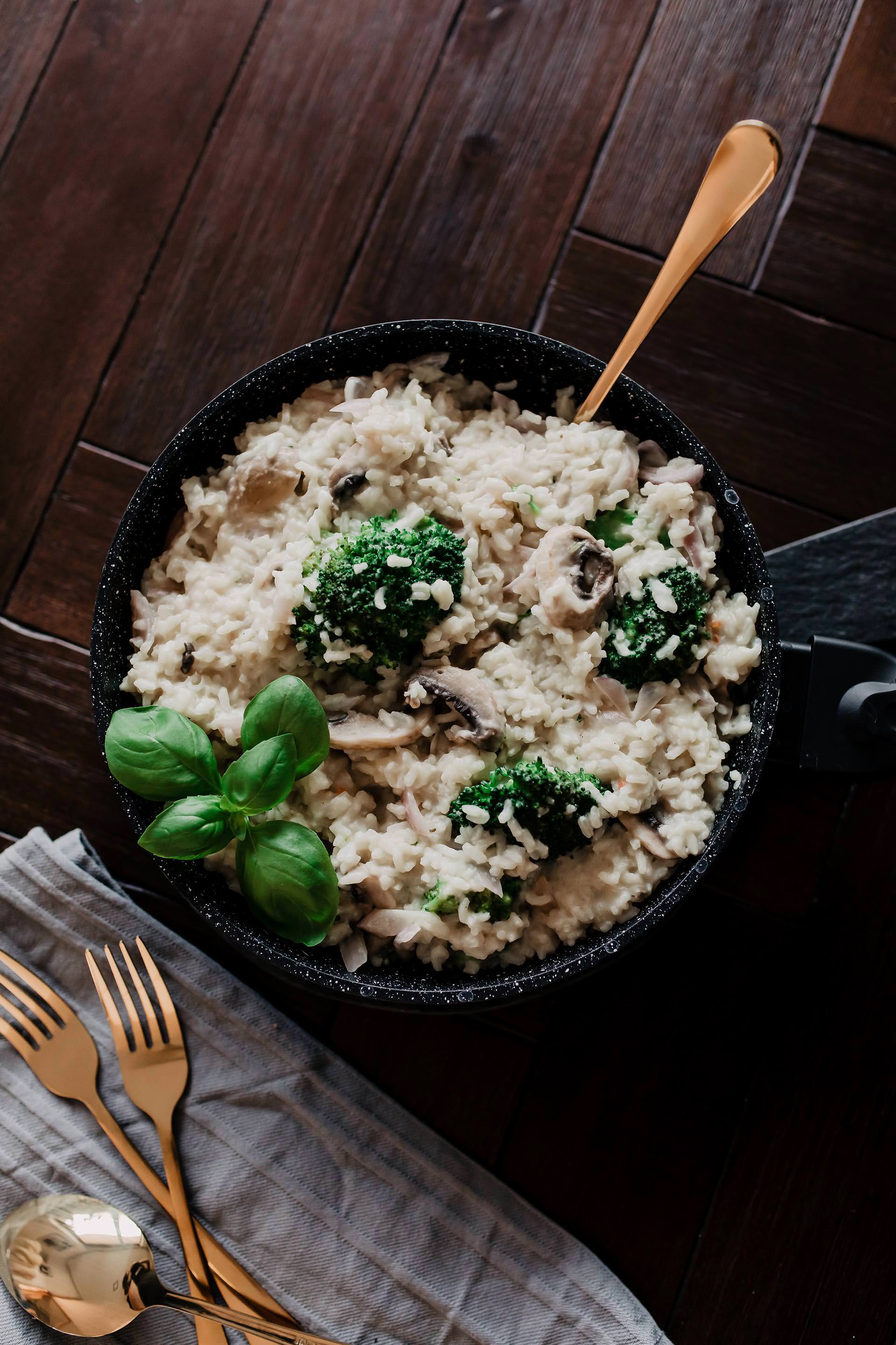 Anzeige. cremige Reispfanne mit Champignons und Brokkoli // Auf dem Foodblog findest du jetzt Ideen für ein einfaches Mittagessen ohne Fleisch. 5 schnelle vegetarische Rezepte für jeden Tag teile ich mit dir! www.whoismocca.me #reispfanne #veggie