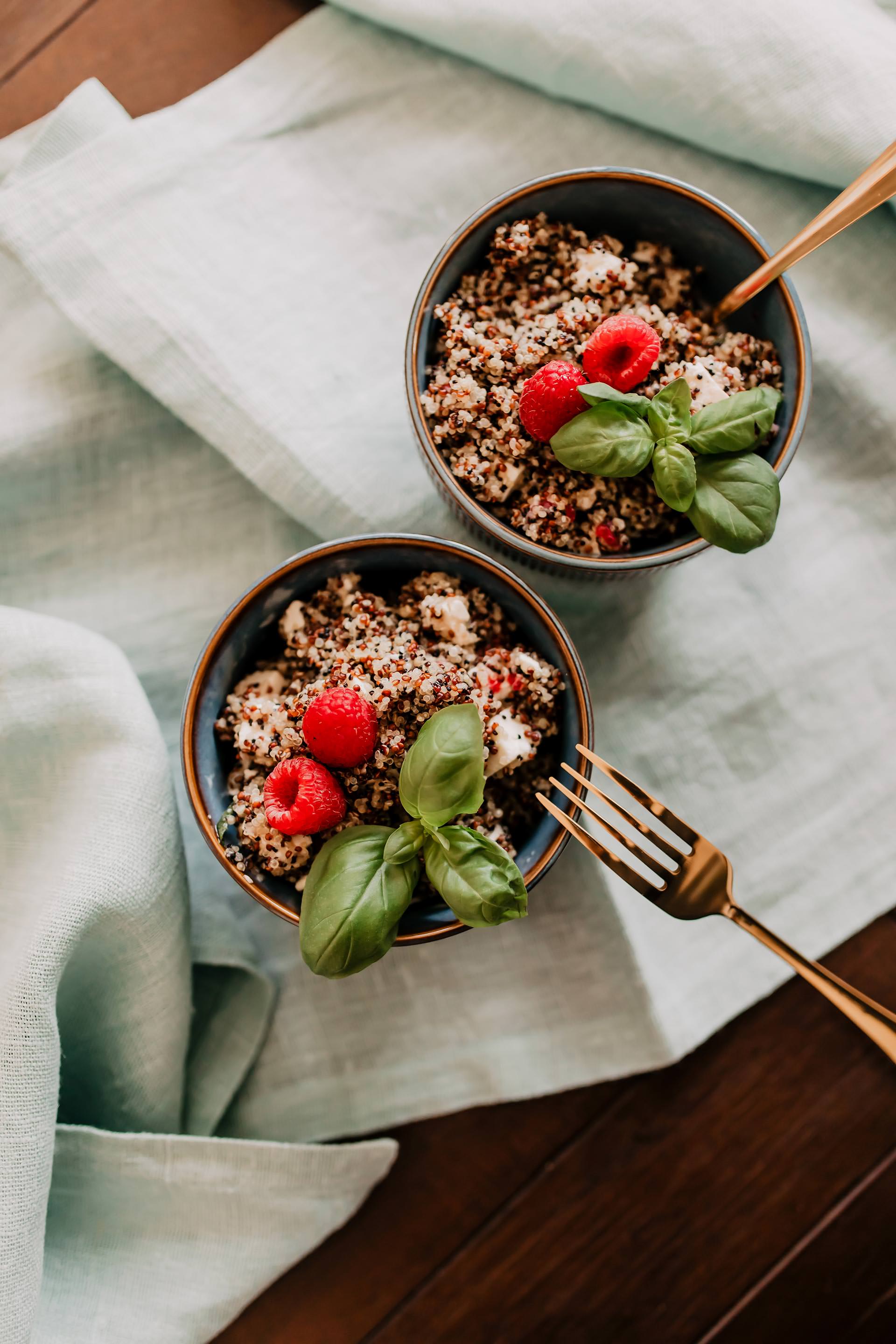 Anzeige. fruchtiger Quinoa-Salat mit Himbeeren und Ziegenkäse // Auf dem Foodblog findest du jetzt Ideen für ein einfaches Mittagessen ohne Fleisch. 5 schnelle vegetarische Rezepte für jeden Tag teile ich mit dir! www.whoismocca.me #mittagessen #quinoa #rezept